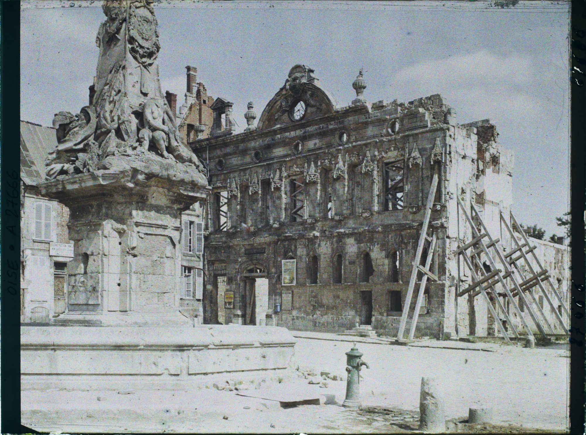 Image représentant France, Noyon, La Vieille Fontaine et l'Hôtel de Ville plus gros