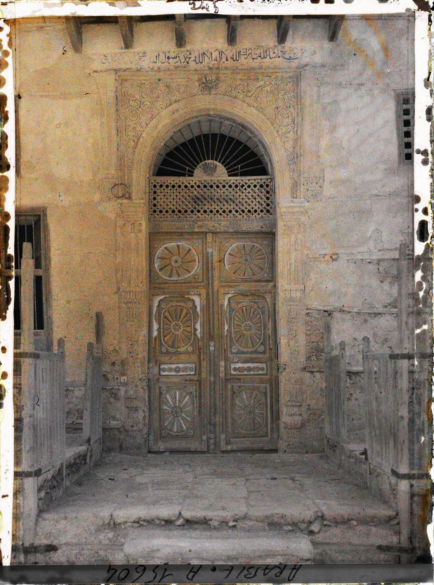 Image représentant Porte de bois ouvragé