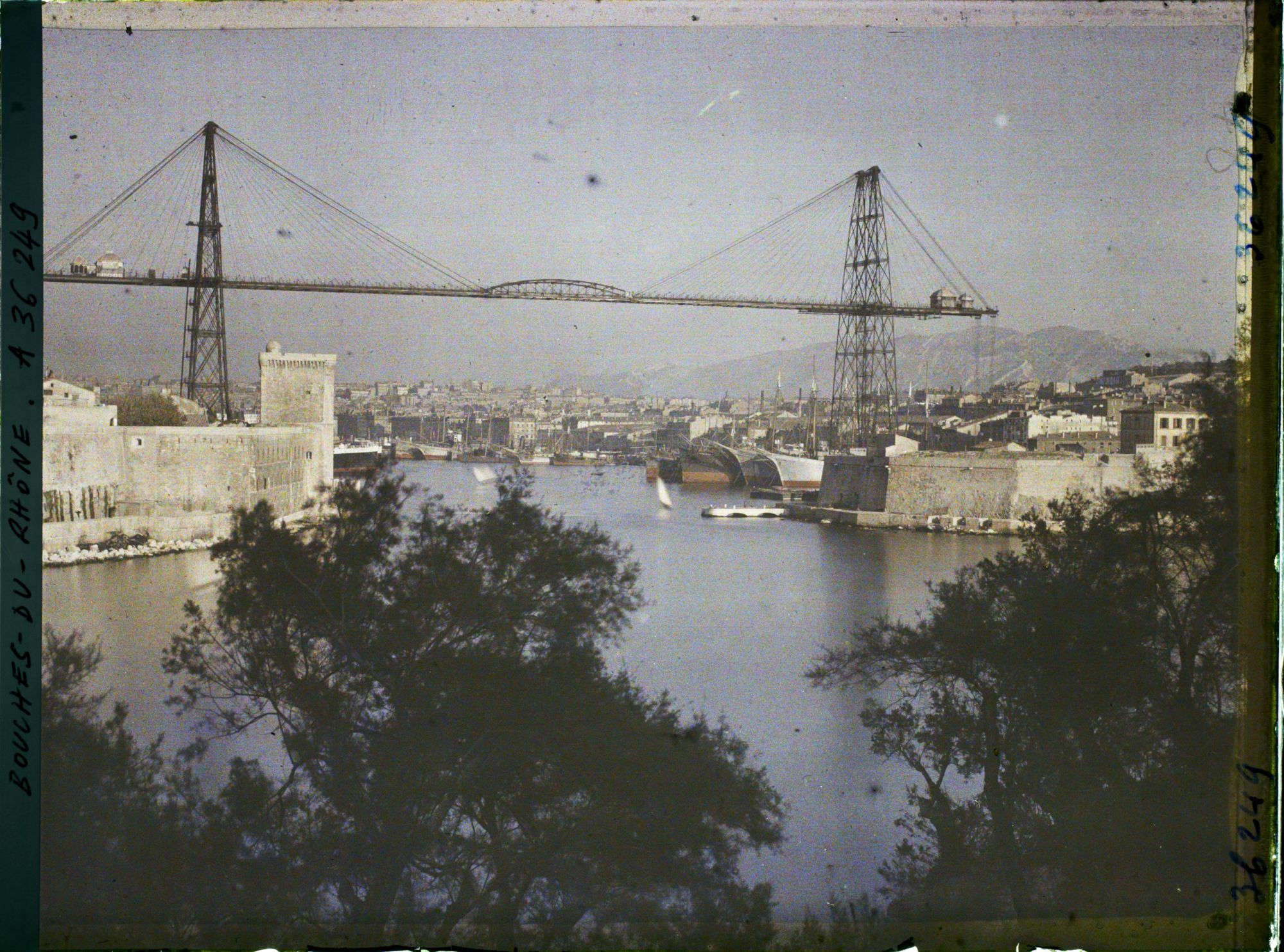 Image représentant Le pont transbordeur à l'entrée du vieux port, au soleil couchant