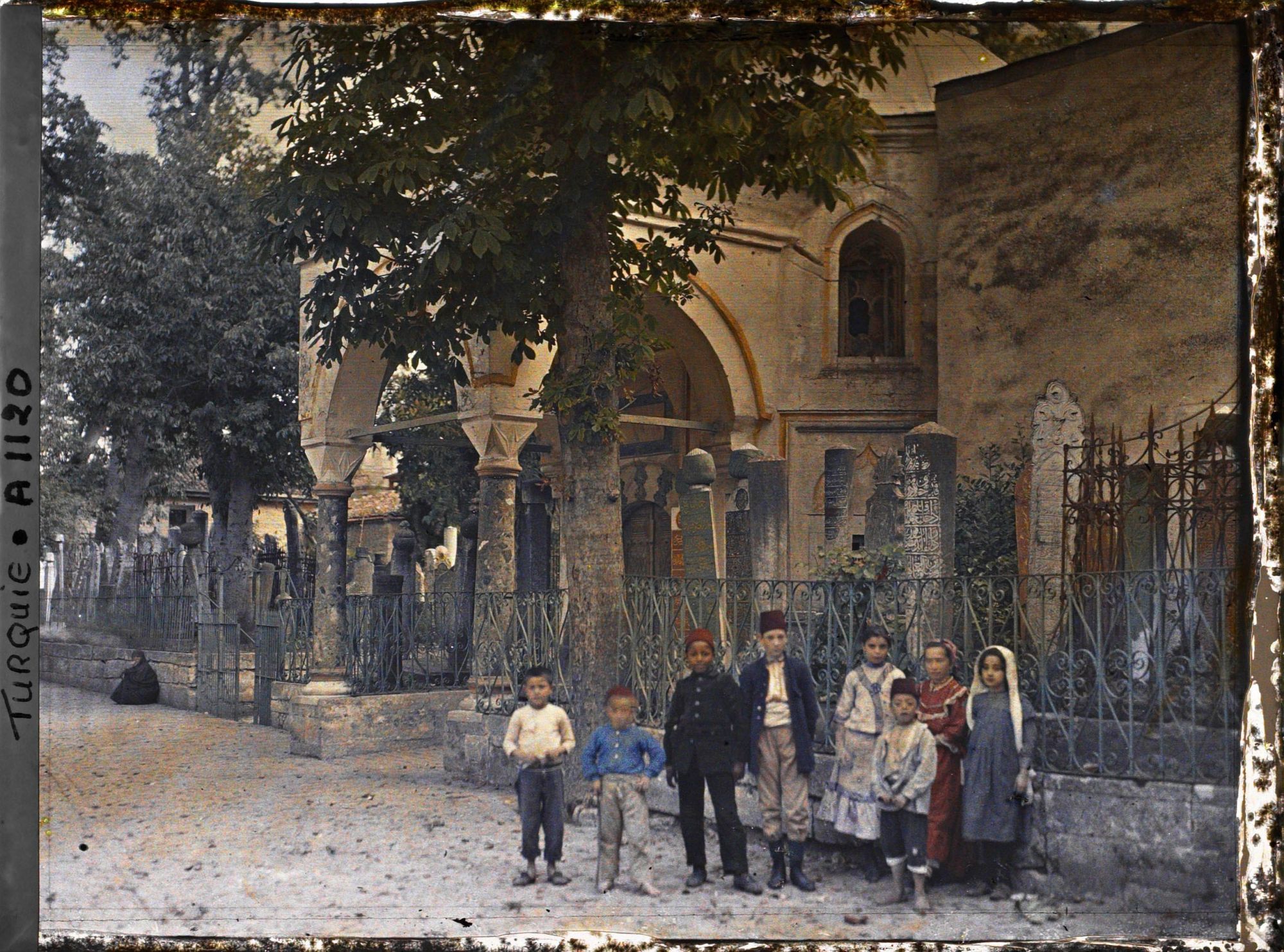 Image représentant Groupe d'enfants devant des tombes et mausolées dans (ou près du) cimetière de l'Eyüp Sultan Camii ("Grande mosquée d'Eyüp")