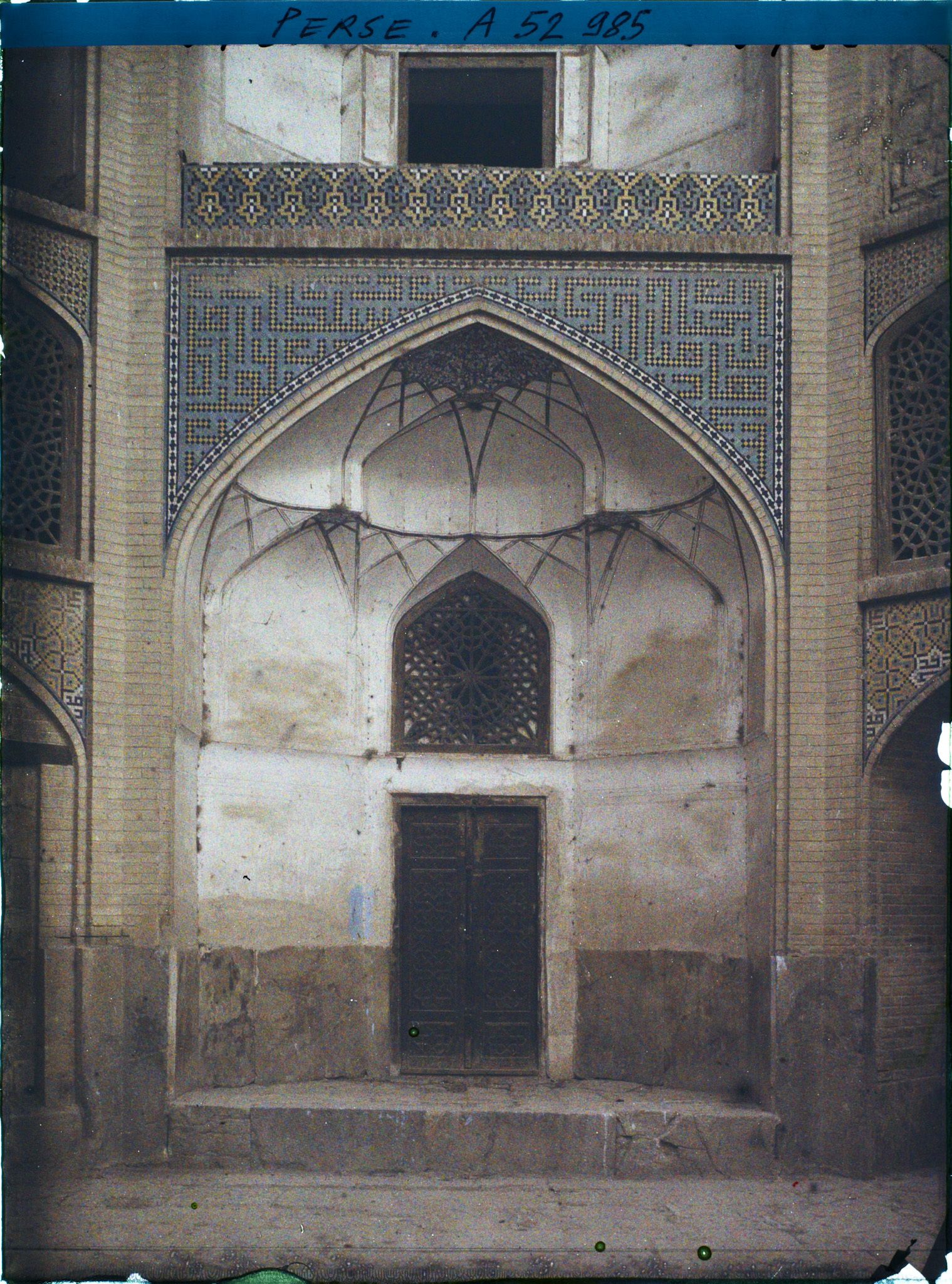 Image représentant La Madreseh Mader-i-Chah, école coranique dite "de la mère du Chah" (1714), loge du pourtour de la cour