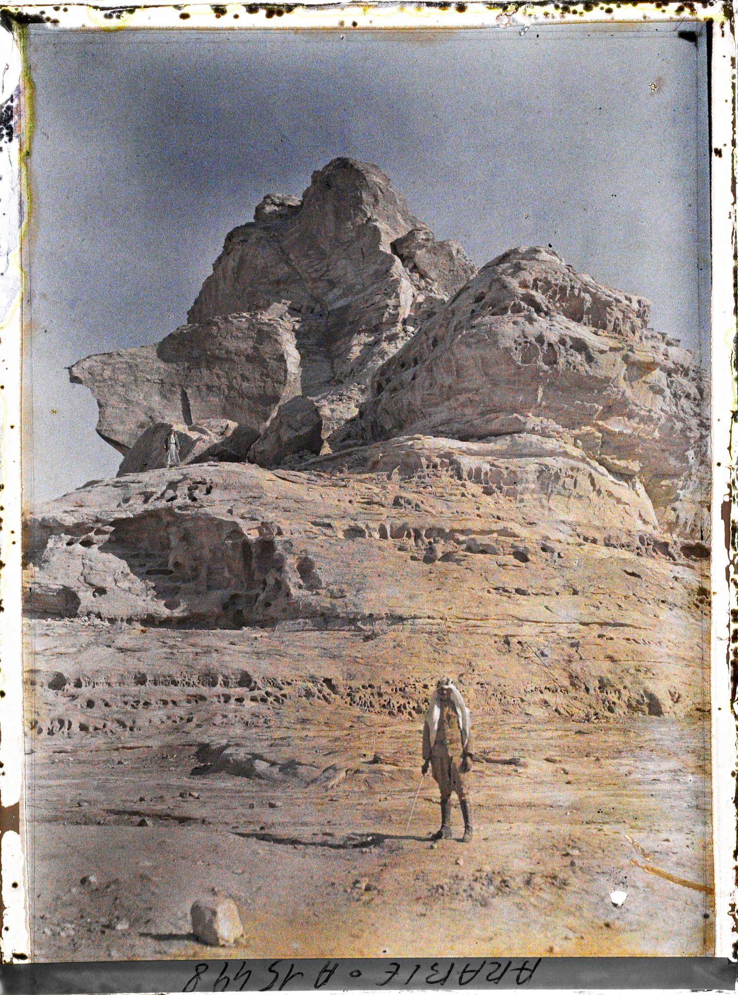 Image représentant Un homme pose sous une falaise