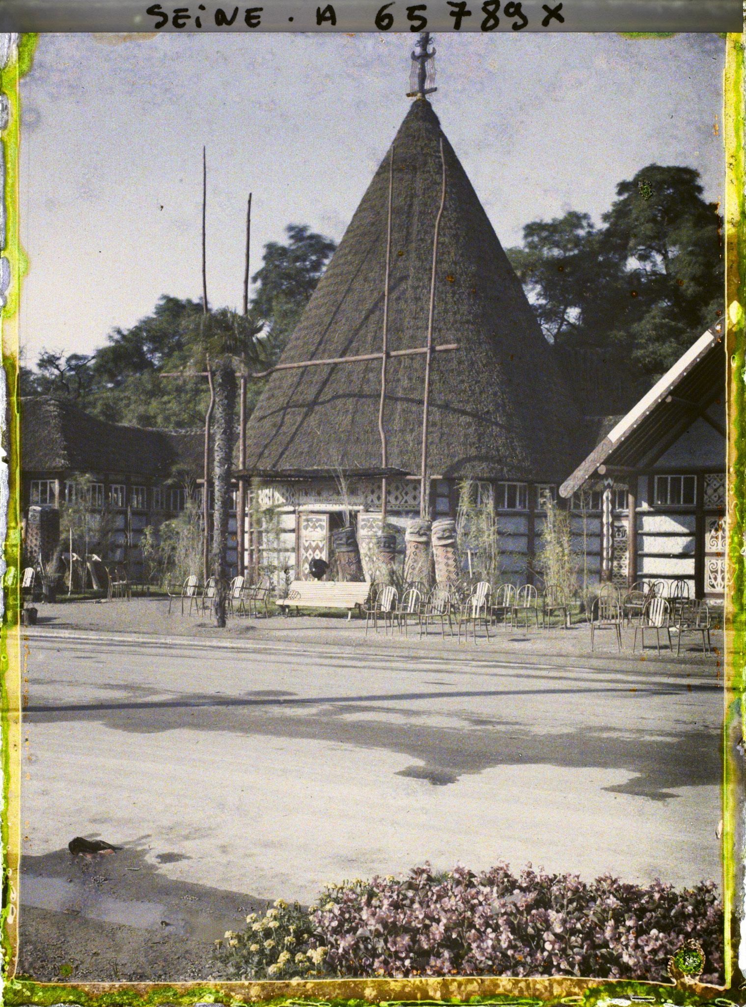 Image représentant L'Exposition Coloniale Internationale de 1931, les pavillons de la Nouvelle-Calédonie, une case kanake