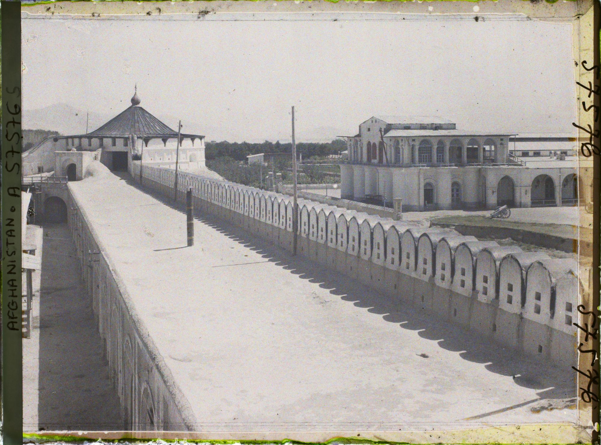 Image représentant L'enceinte de l'Arg (citadelle) abritant le Palais royal. A droite, la salle d'audience ou salâm-khana-ye-amm