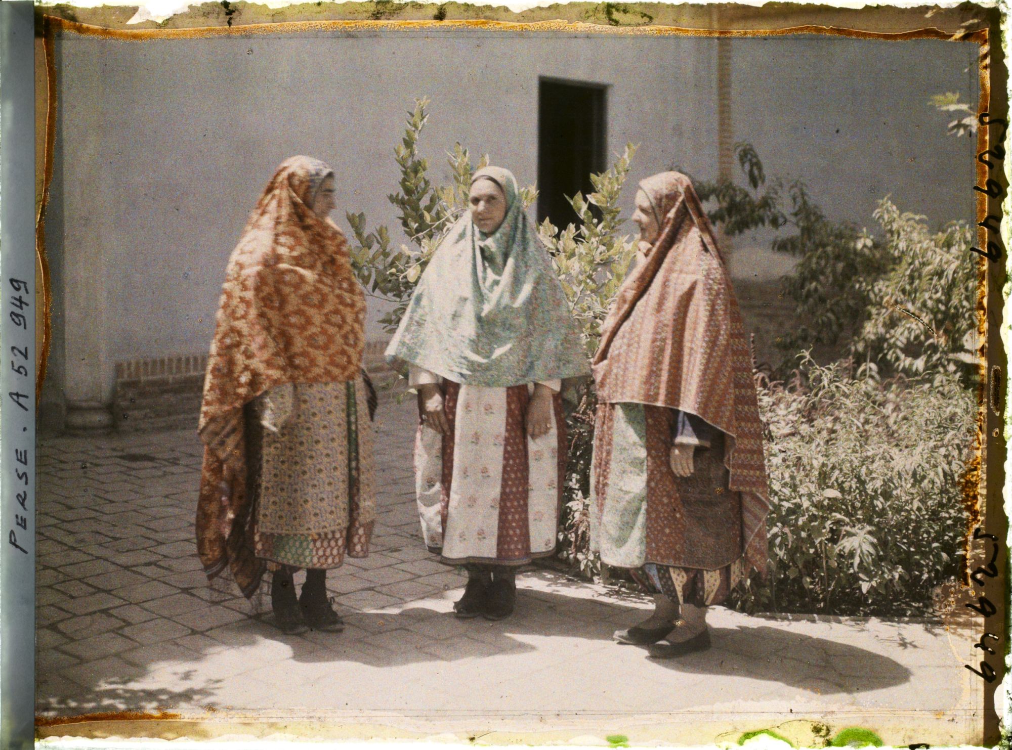 Image représentant Femmes guèbres en costume (traditionnels de profil, moderne de face)