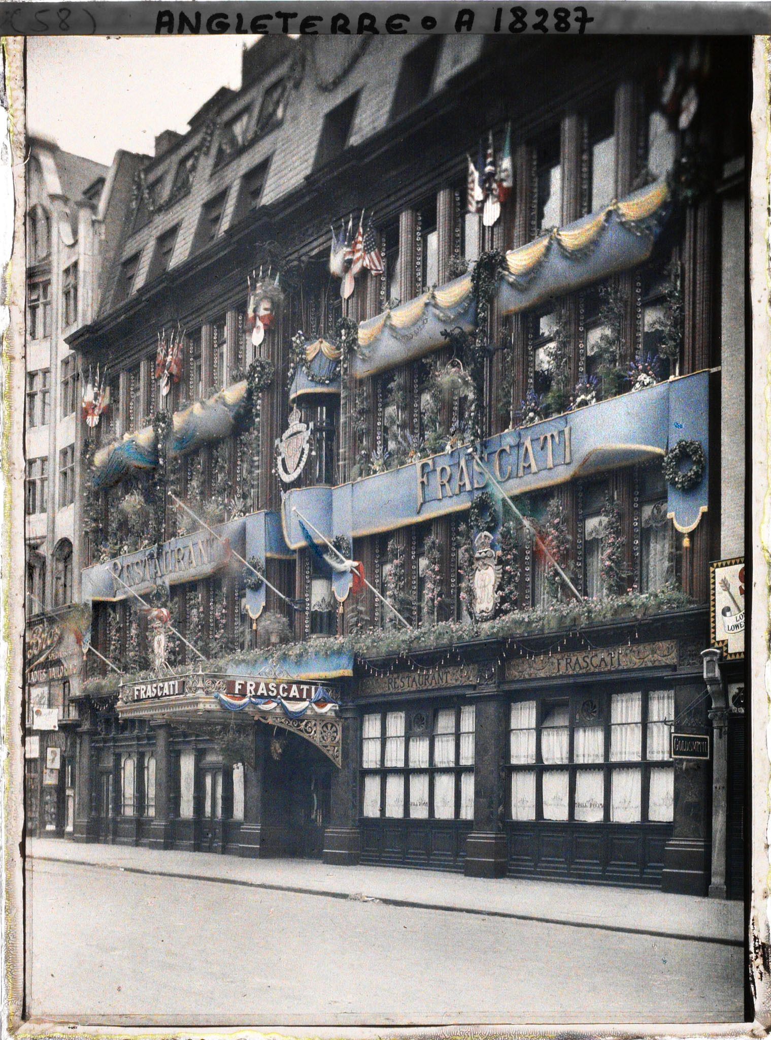 Image représentant Le restaurant Frascati décoré à l'occasion de la commémoration de la victoire des Alliés.