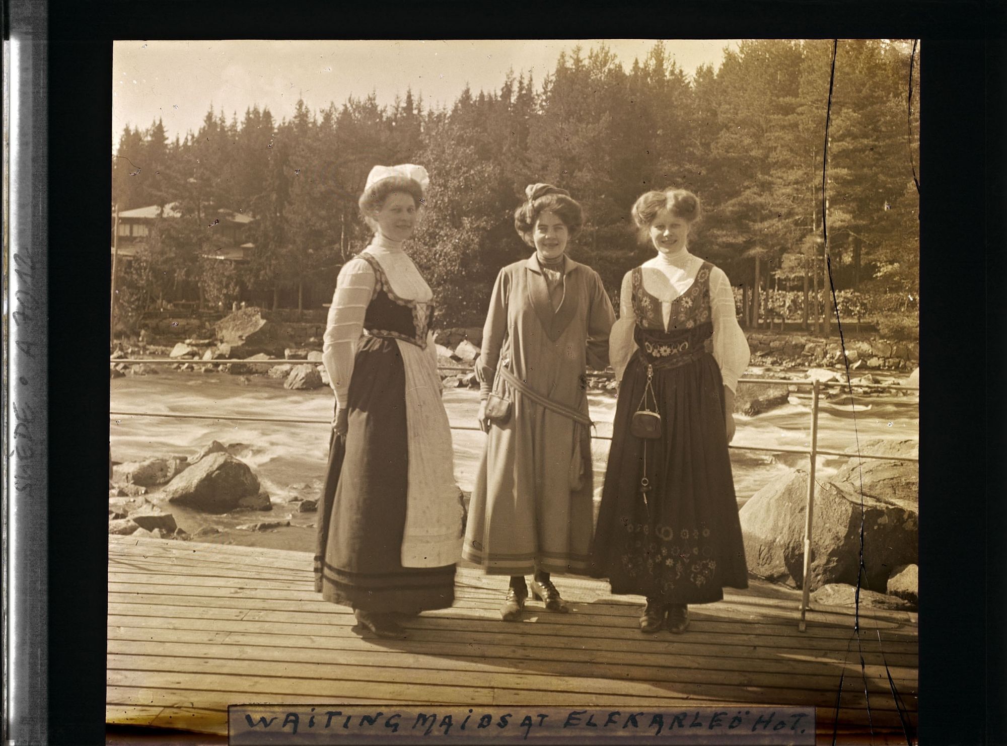 Image représentant Trois femmes en costumes folkloriques, inspirées de tenues traditionnelles
