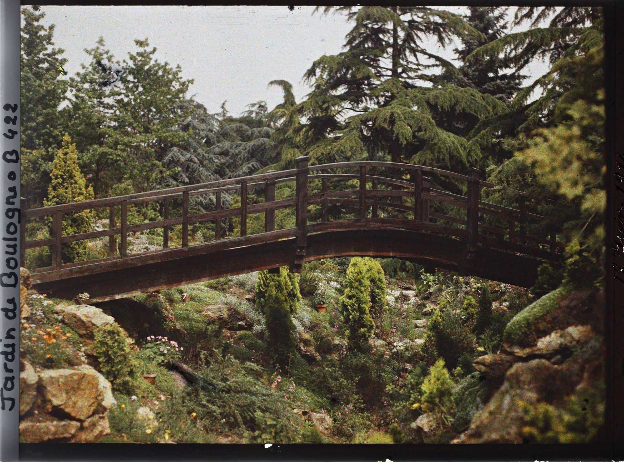 Image représentant Pont du " sanctuaire japonais " enjambant un vallon rocailleux, vu depuis le " jardin chinois "