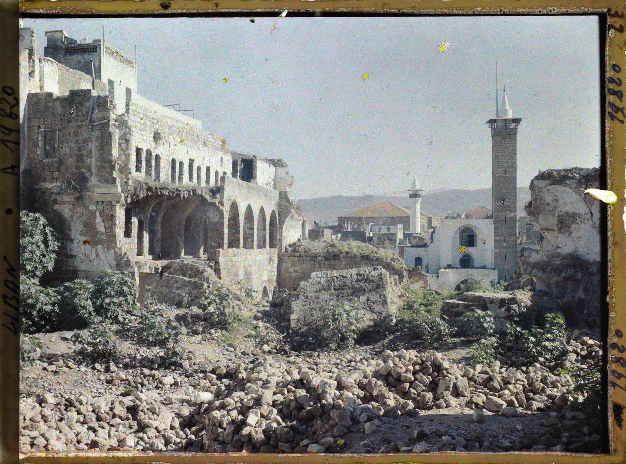 Image représentant Le probable minaret blanc de la Petite mosquée du sérail et celui de Djami El-Omari dit la Grande Mosquée