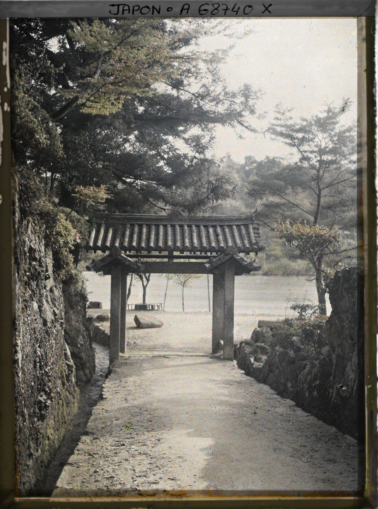 Image représentant Temple Kôshô-ji : portique d'entrée de l'allée Kotozaka menant au temple