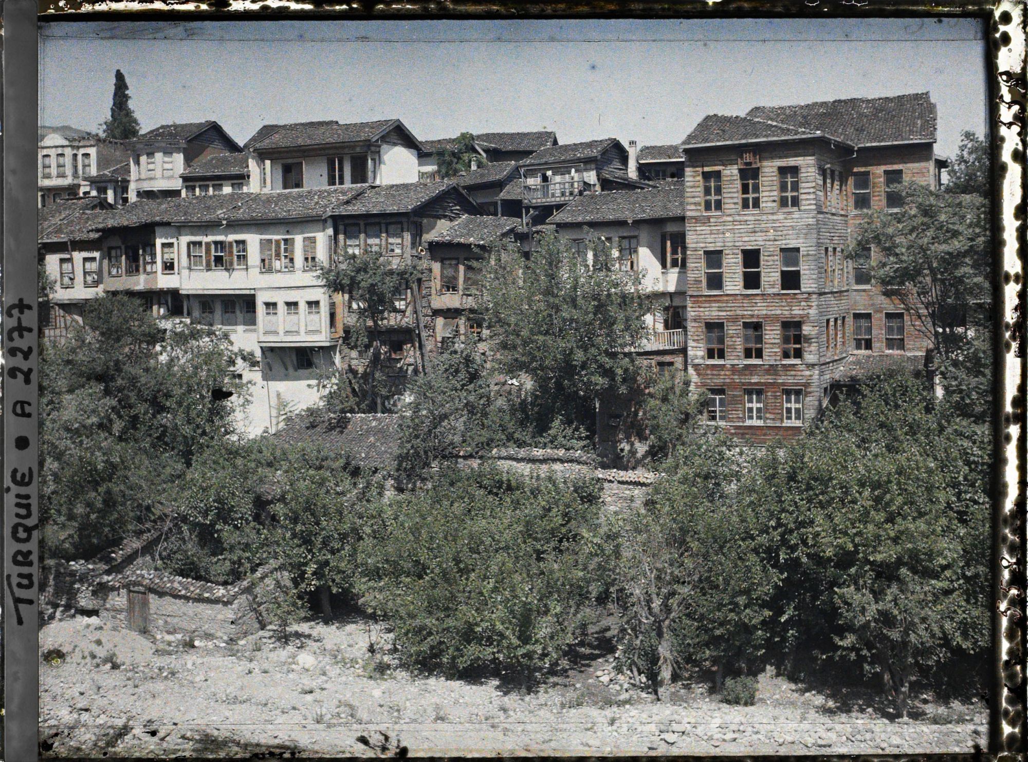 Image représentant Rangée de maisons à plusieurs étages le long du fleuve Gökdere