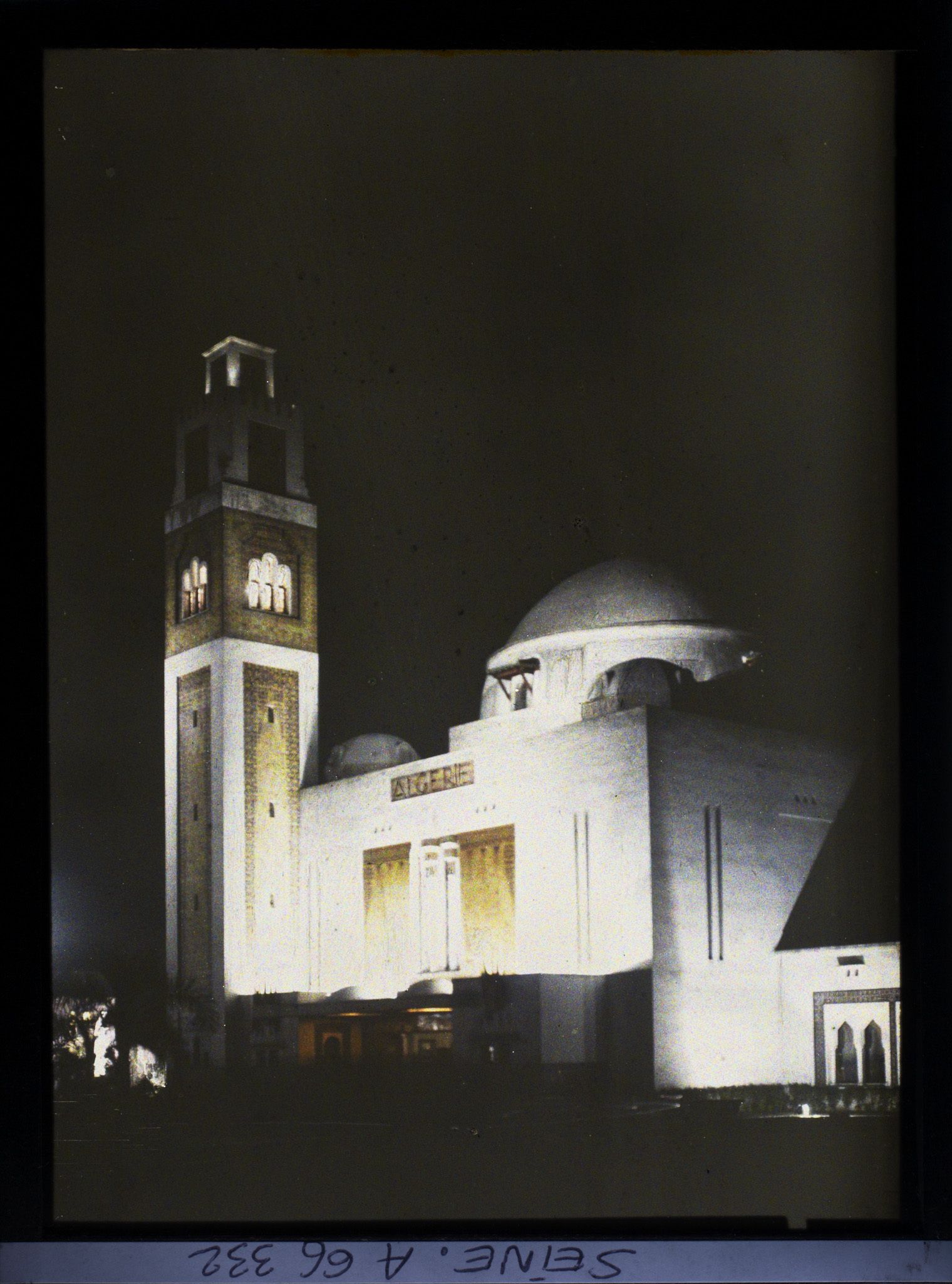 Image représentant L'Exposition Coloniale Internationale de 1931, les illuminations du pavillon de l'Algérie