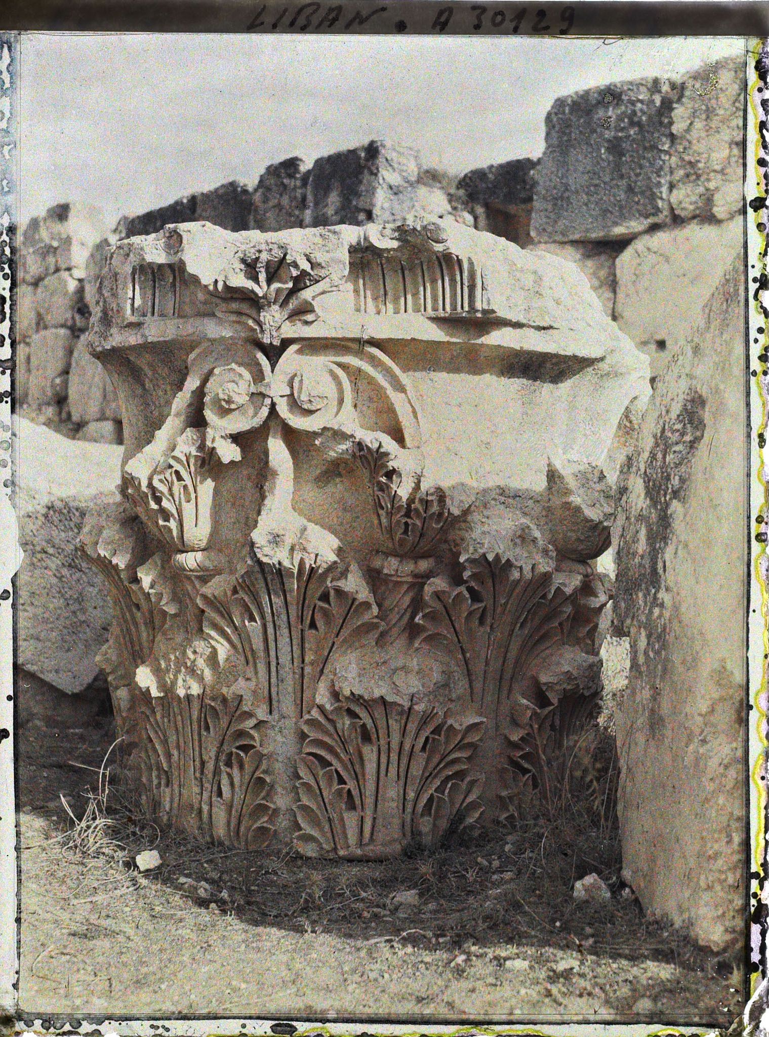 Image représentant Chapiteau corinthien à terre, provenant du péristyle (méridional ?) du sanctuaire du Temple de Jupiter Héliopolitain