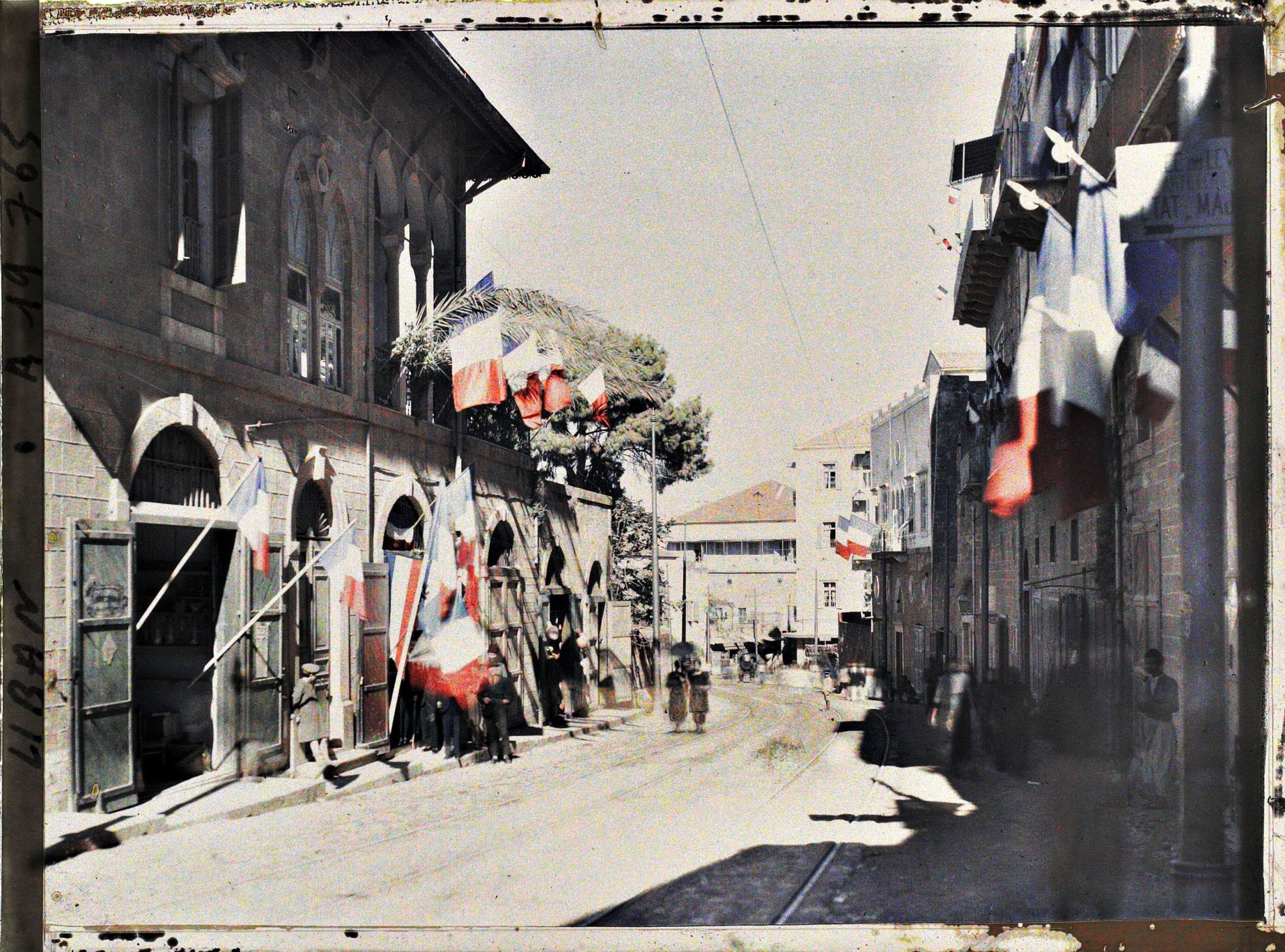 Image représentant La route de Damas pavoisée aux couleurs françaises lors de l'arrivée du général Gouraud, haut-commissaire de la République française