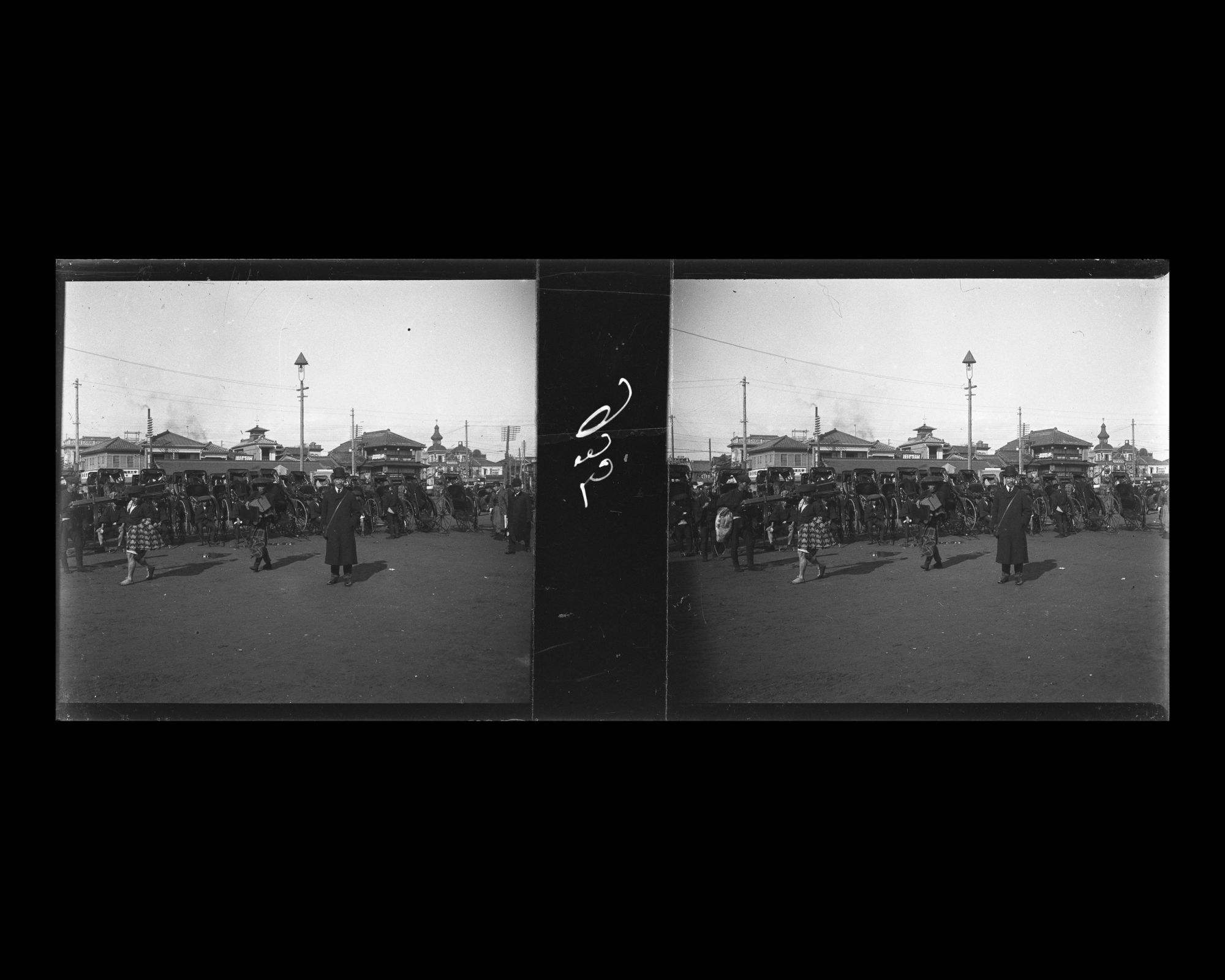 Image représentant Le guide Nériki (?) devant une station de jinrikisha (pousse-pousse) aux environs de Shinbashi et Ginza (à droite)