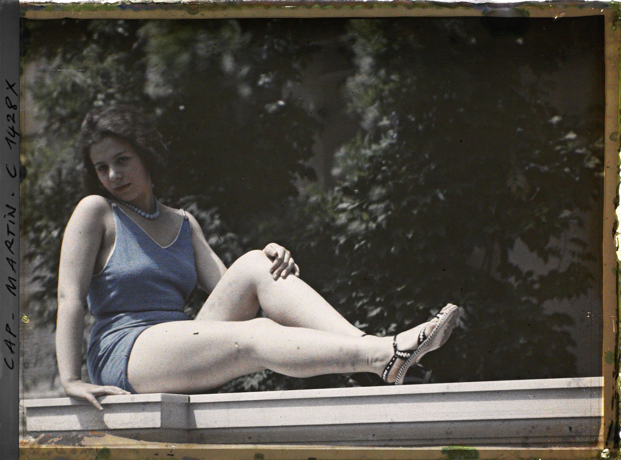 Image représentant Jeune femme posant sur la balustrade de la villa Miramar