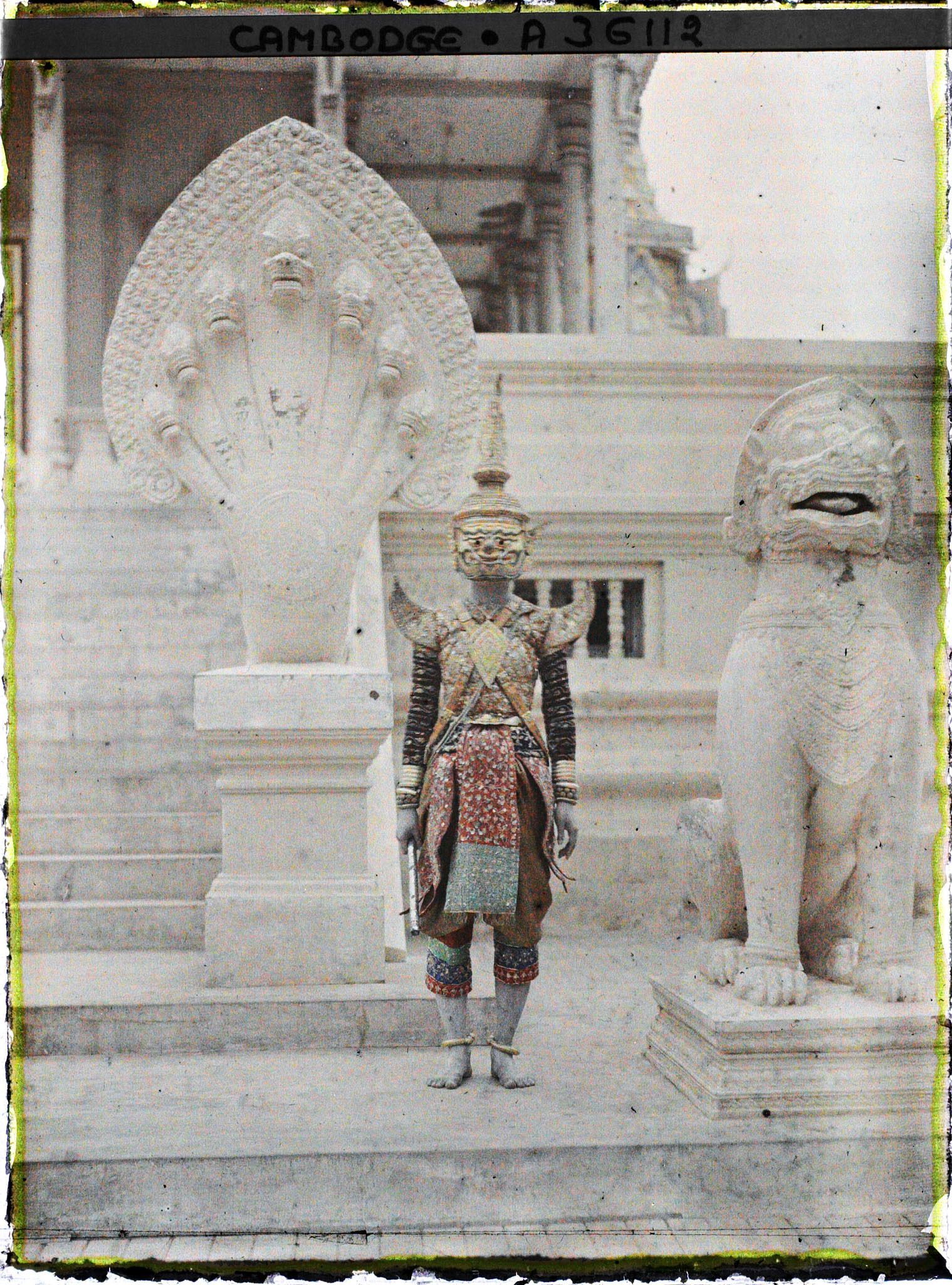 Image représentant Danseuse du ballet royal en costume de " Yaksa " (rôle du " méchant ")