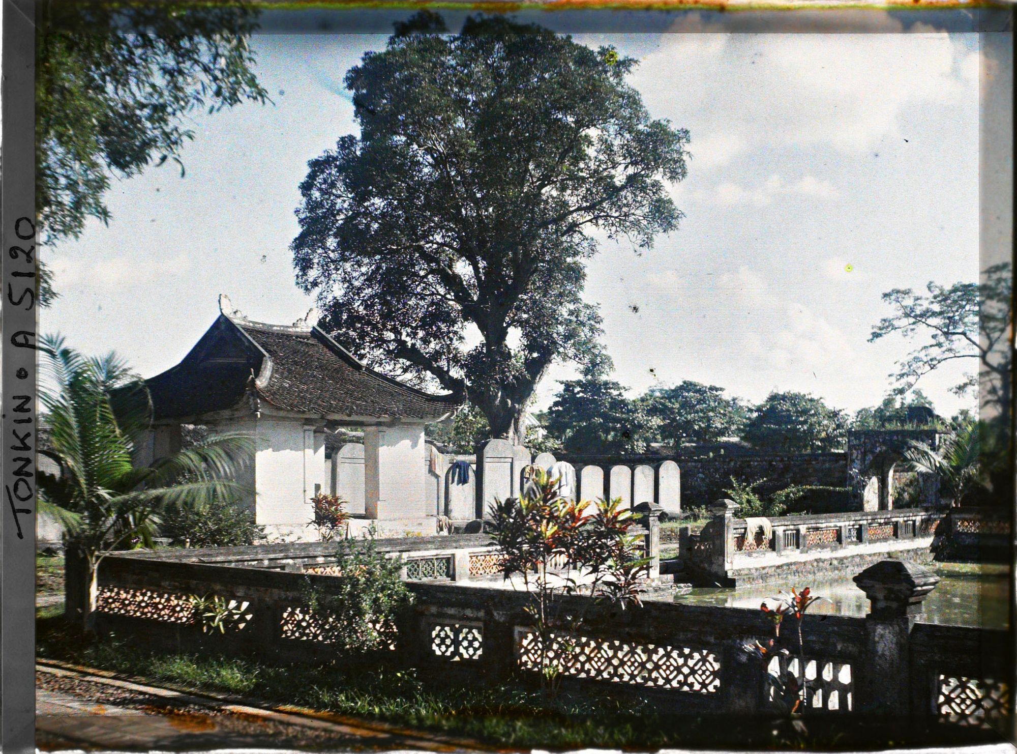 Image représentant Un angle du bassin Thien-quang-tinh (" Puits où se reflète l'éclat pur du ciel "), dans la troisième cour du temple confucéen de la " Culture littéraire ", dans le quartier de la Citadelle (route de Sinh-tu)