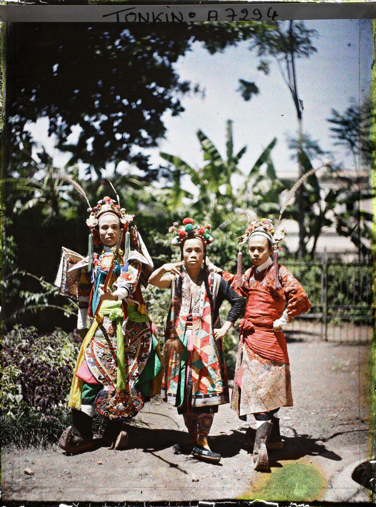 Image représentant Trois acteurs du Théâtre Saïgonnais, en costume de scène, dans un jardin
