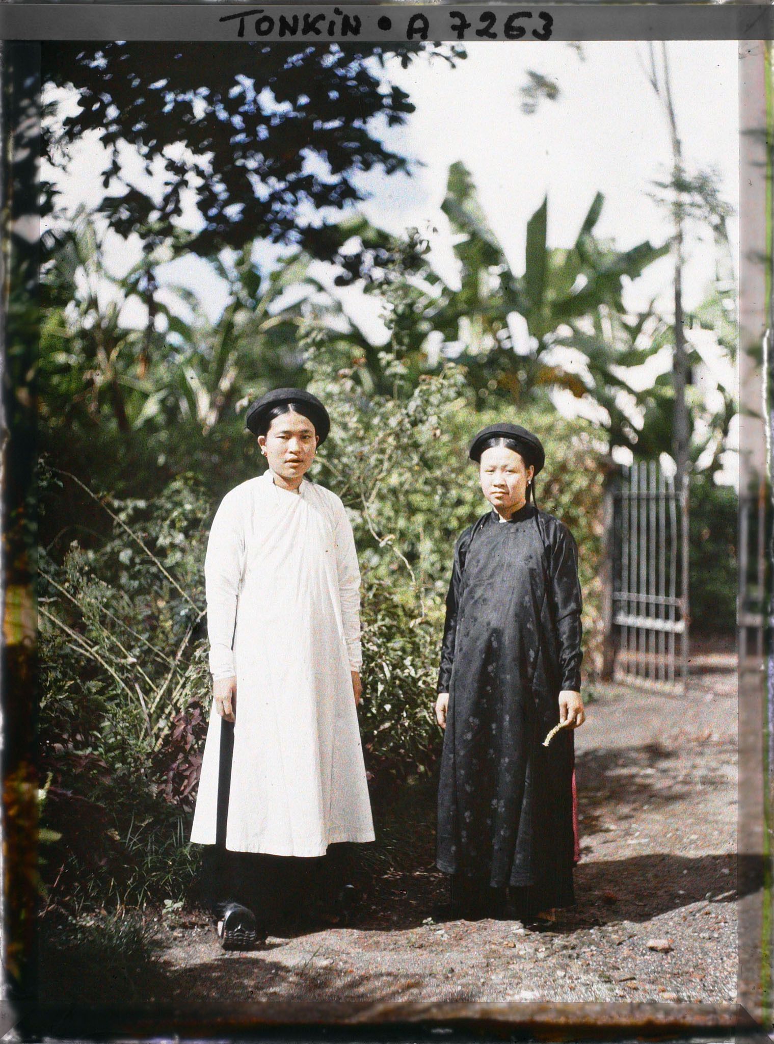Image représentant Deux femmes exerçant le métier de commerçantes, dans un jardin