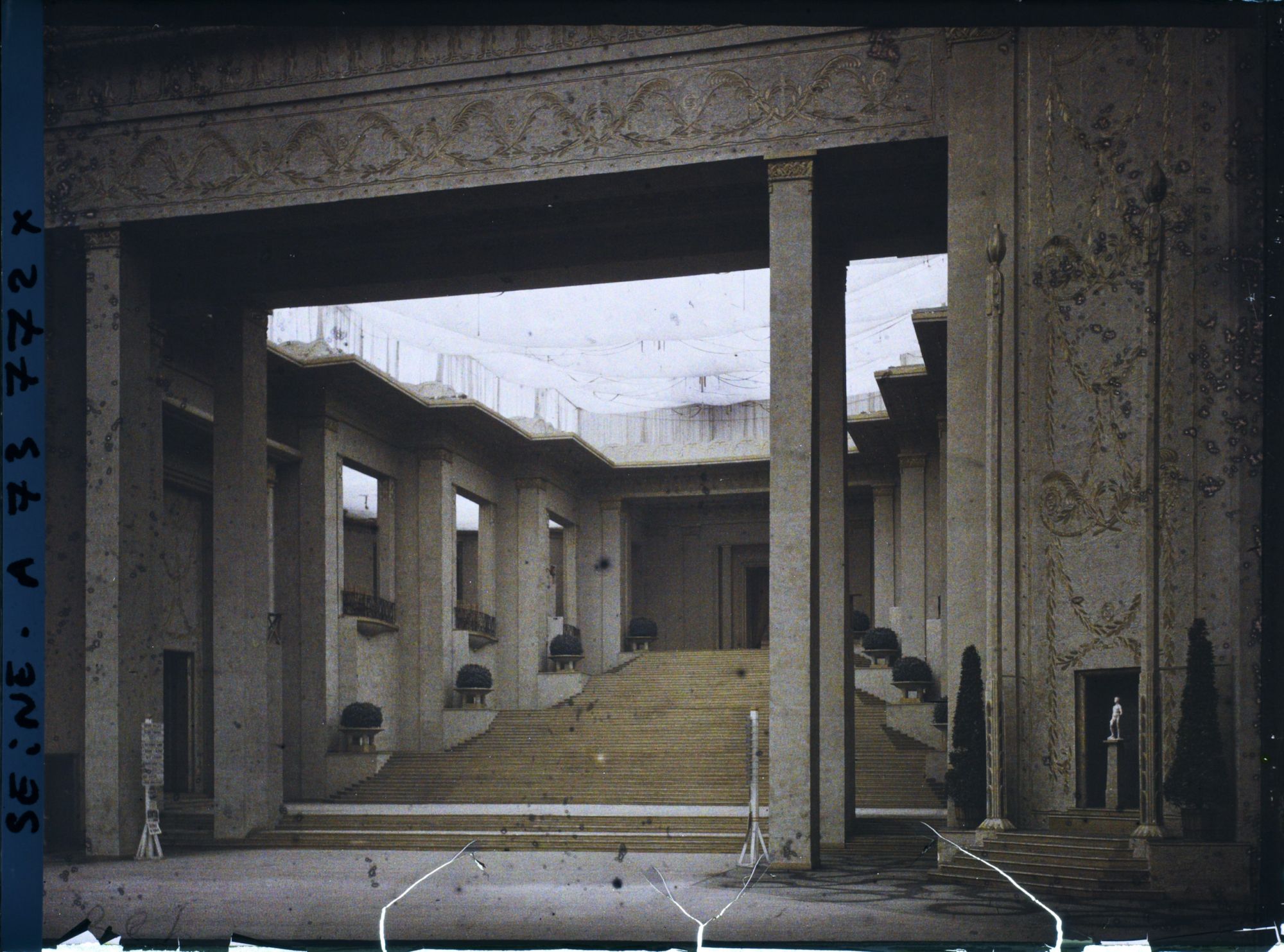 Image représentant L'Exposition des arts décoratifs, Escalier monumental du Grand Palais