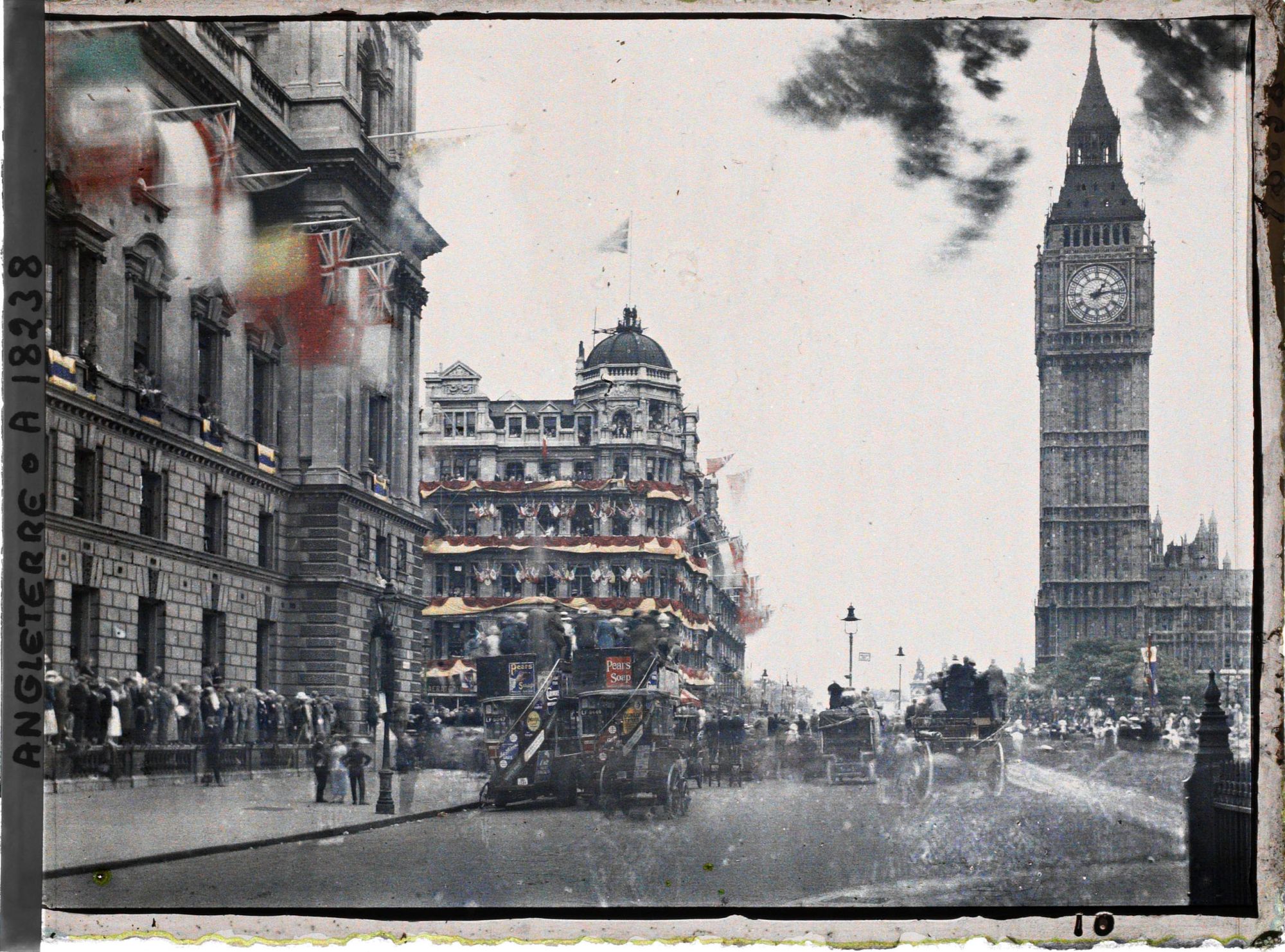 Image représentant Passage du défilé des troupes alliées au croisement entre Parliament Street et Bridge Street. A droite, la tour de l'Horloge du Palais de Westminster