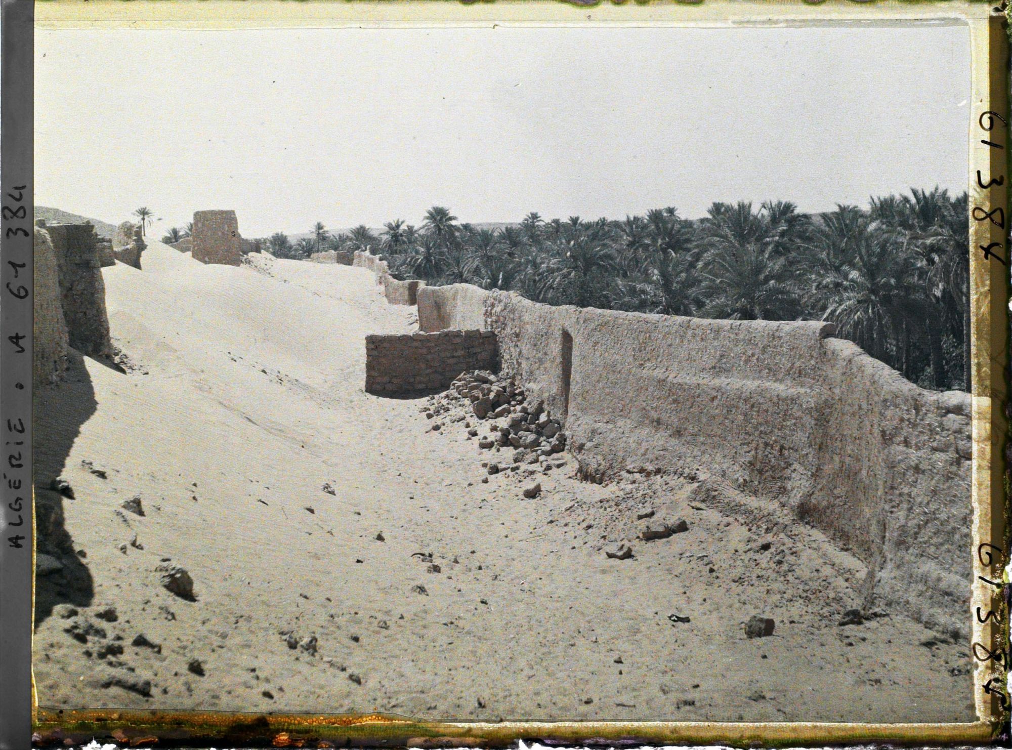 Image représentant Constructions protégeant l'oasis de l'ensablement