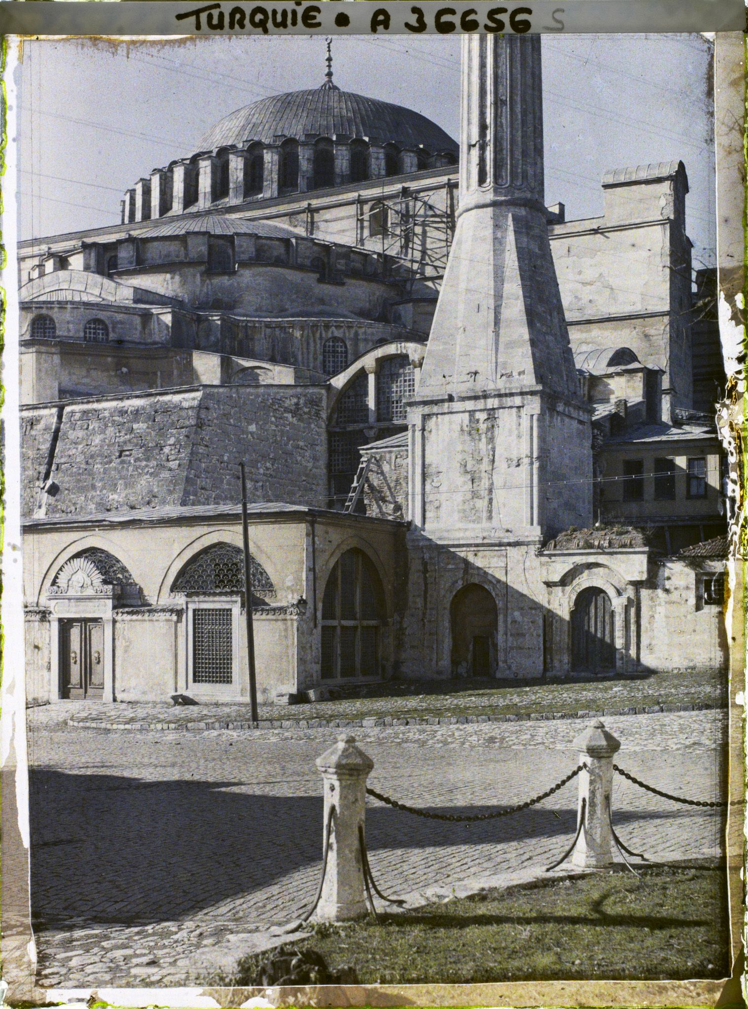 Image représentant Aya Sophia Camii ("mosquée Sainte-Sophie") vue de la place de la fontaine Ahmet III