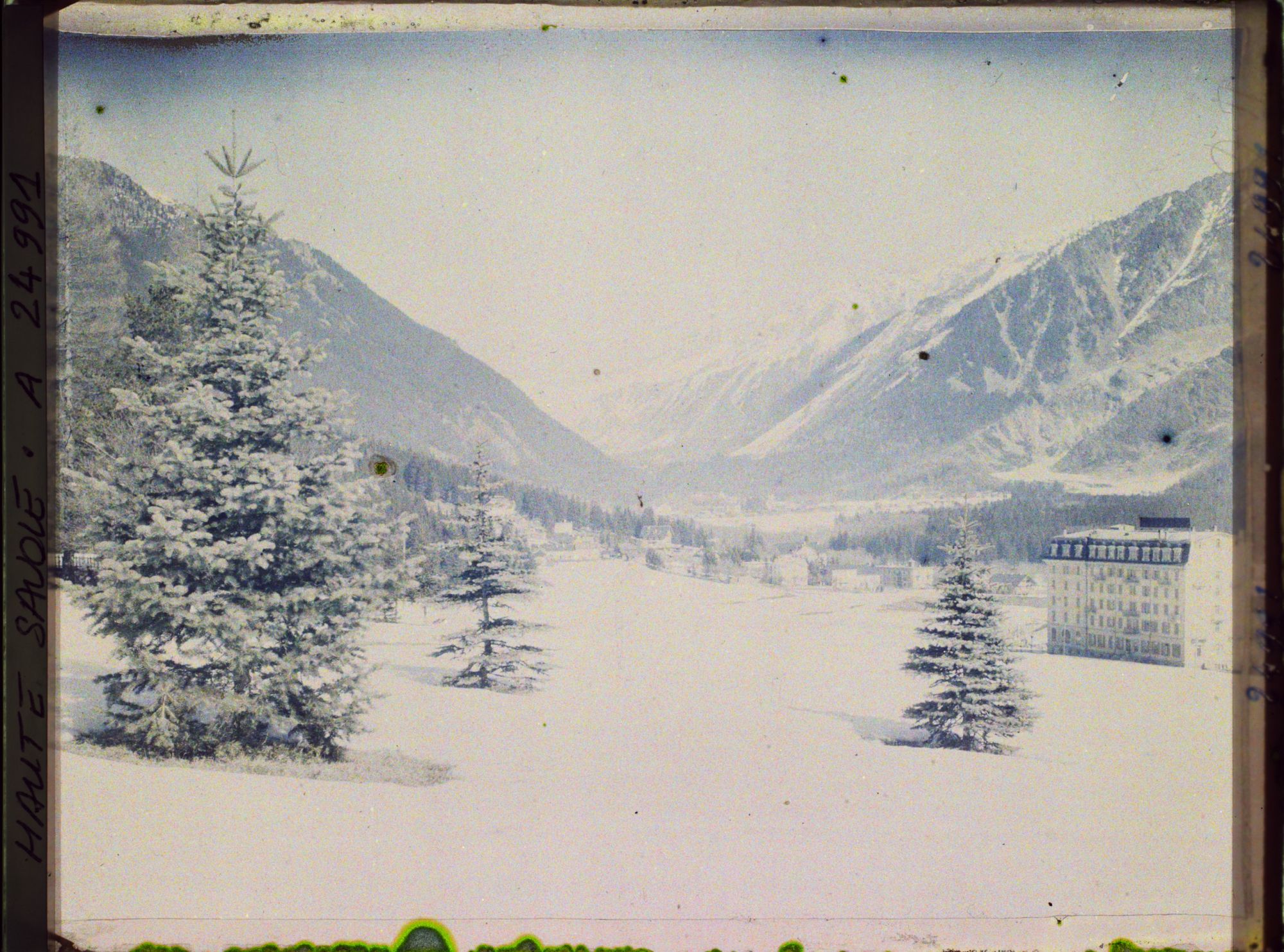 Image représentant France, Chamonix, Les Alpes -Vallée de Chamonix Village de Chamonix vers le col de Bal et le glacier d'argentière