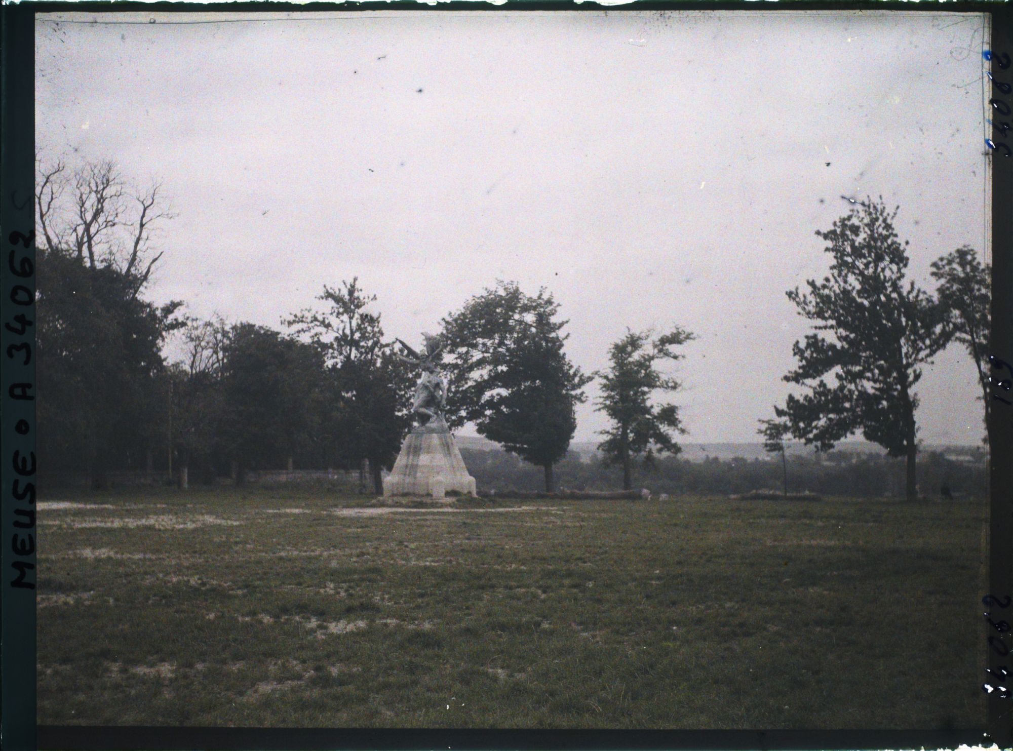 Image représentant France, Verdun, La Place de la Roche et le monument de Rodin