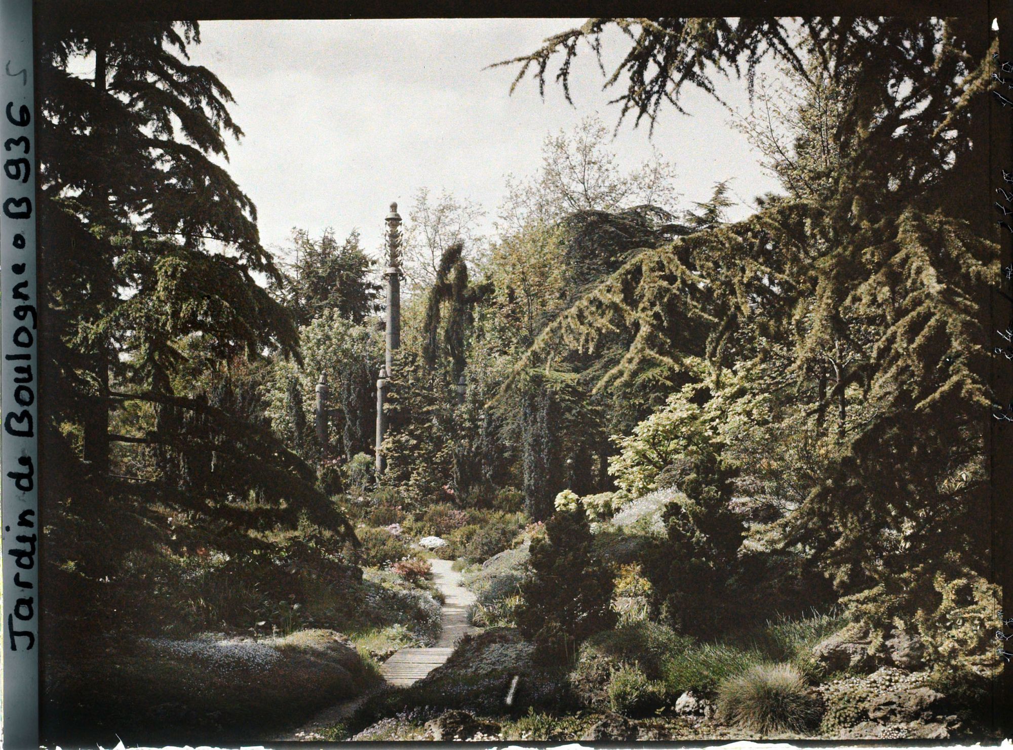 Image représentant Chemin du " sanctuaire japonais " menant au sorinto et rocaille fleurie ponctuée de conifères