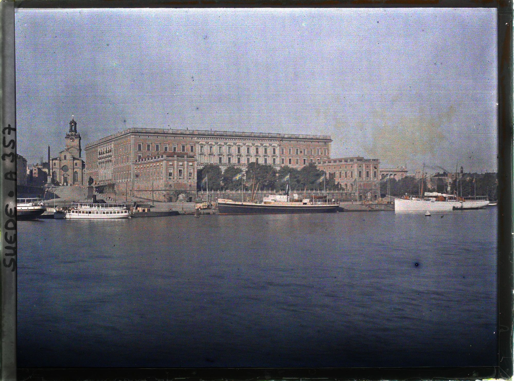 Image représentant Vue du Kungliga Slottet (Palais Royal) et du Storkyrkan (cathédrale) depuis le Skeppsholmensbron (Pont de l'île Skepp) ou le musée National