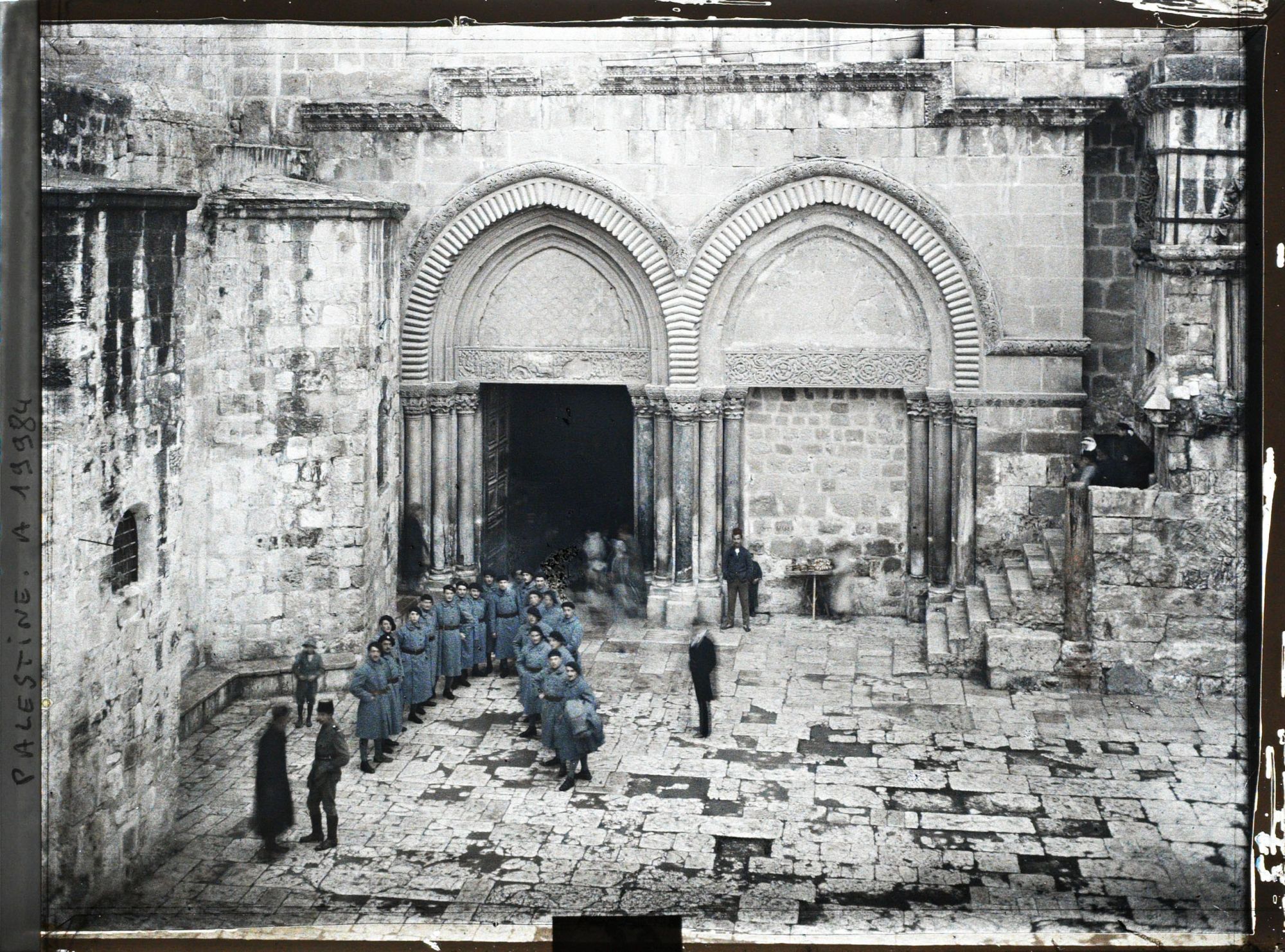 Image représentant Groupe de soldats français sur le parvis de l'église du Saint Sépulcre