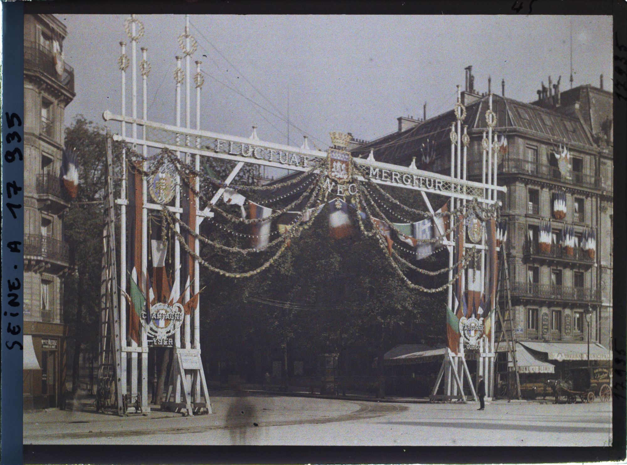 Image représentant Décorations pour les fêtes de la Victoire des 13 et 14 juillet 1919 place de l'Hôtel de Ville à l'angle de l'avenue Victoria