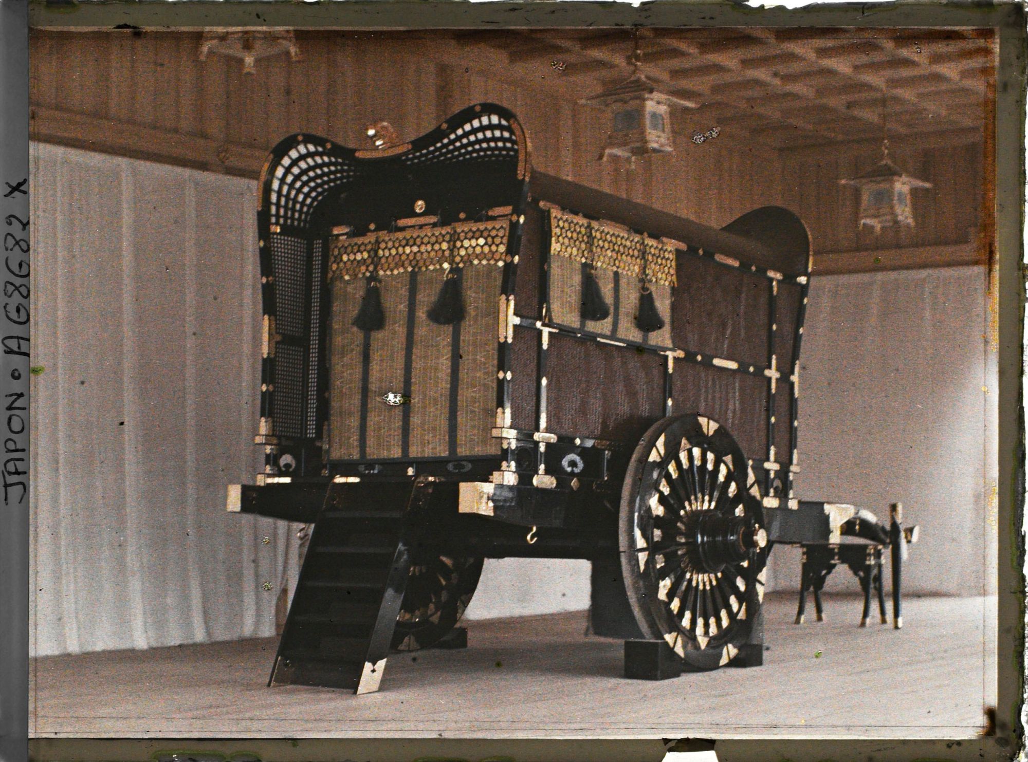 Image représentant Funérailles de l'Empereur Taisho-Tenno (Yoshihito), Shinjuku Gyoen (Parc Impérial de Shinjuku) : exposition du char funèbre