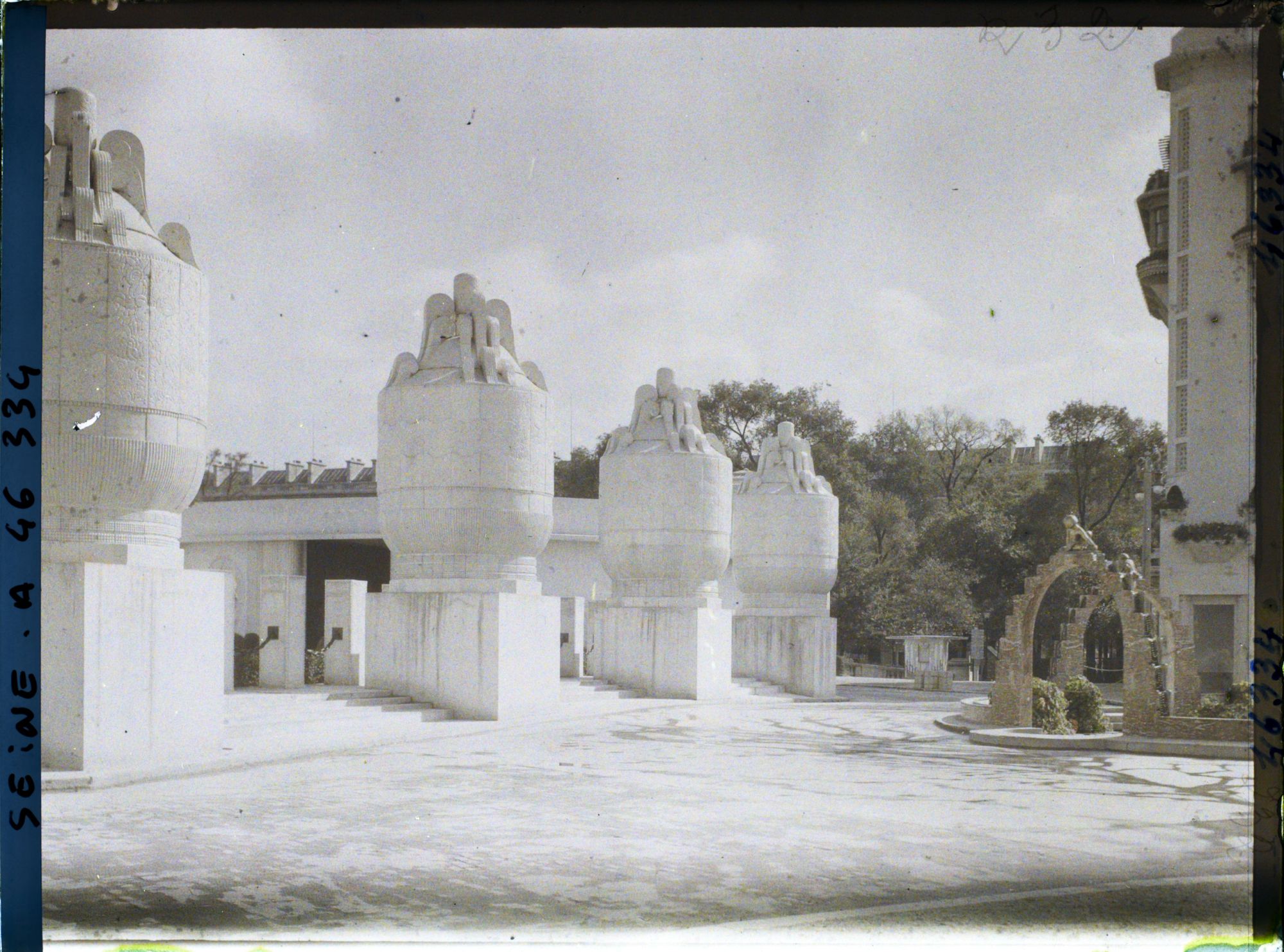 Image représentant L'exposition des arts décoratifs, grandes urnes devant le pavillon de la Manufacture de Sèvres