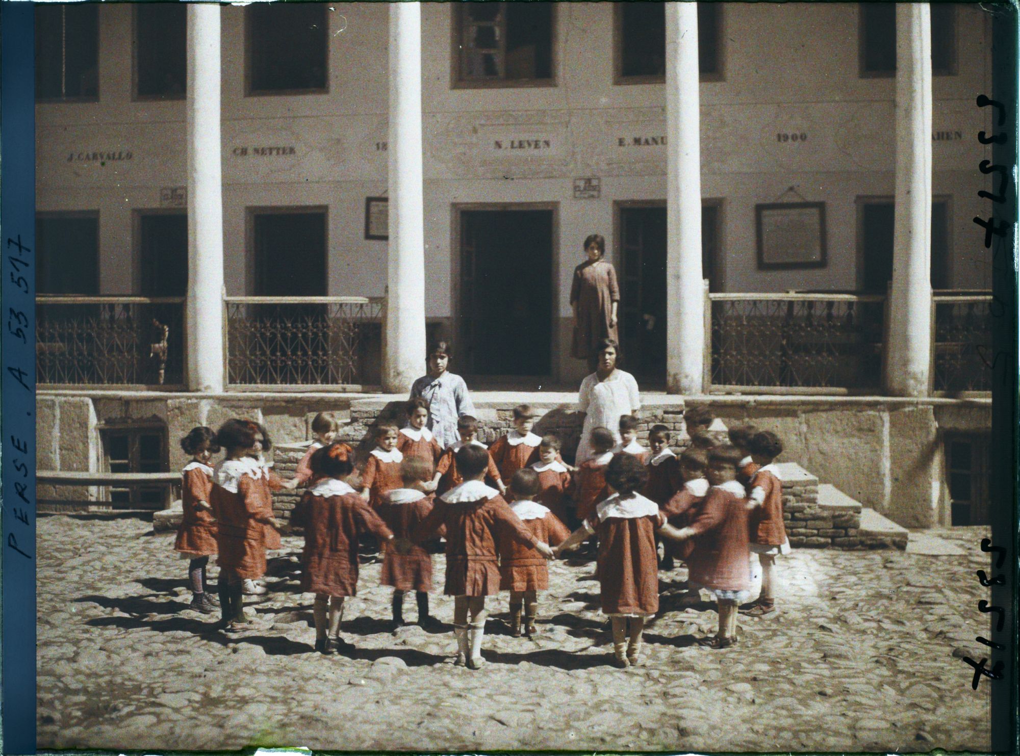 Image représentant Les enfants de la section maternelle de l'école de l'Alliance Israélite Universelle