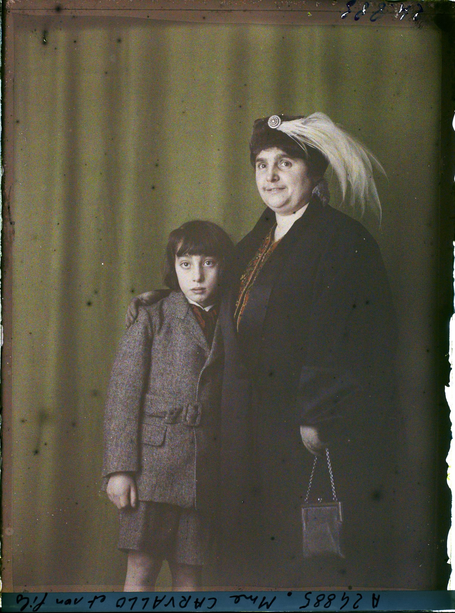 Image représentant Madame Carvallo et son fils Edouard