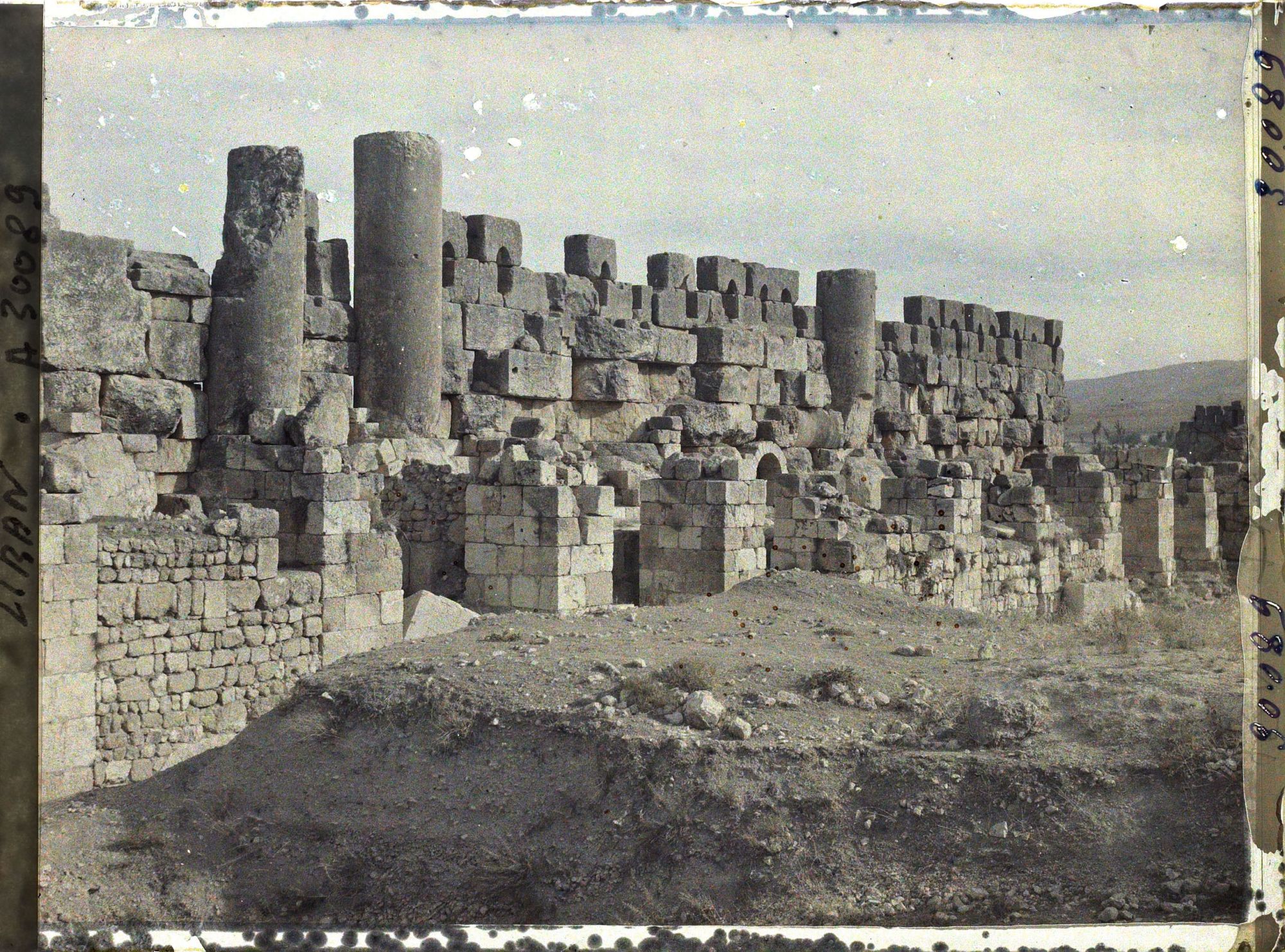 Image représentant Colonnes du péristyle septentrional du sanctuaire du temple de Jupiter Héliopolitain
