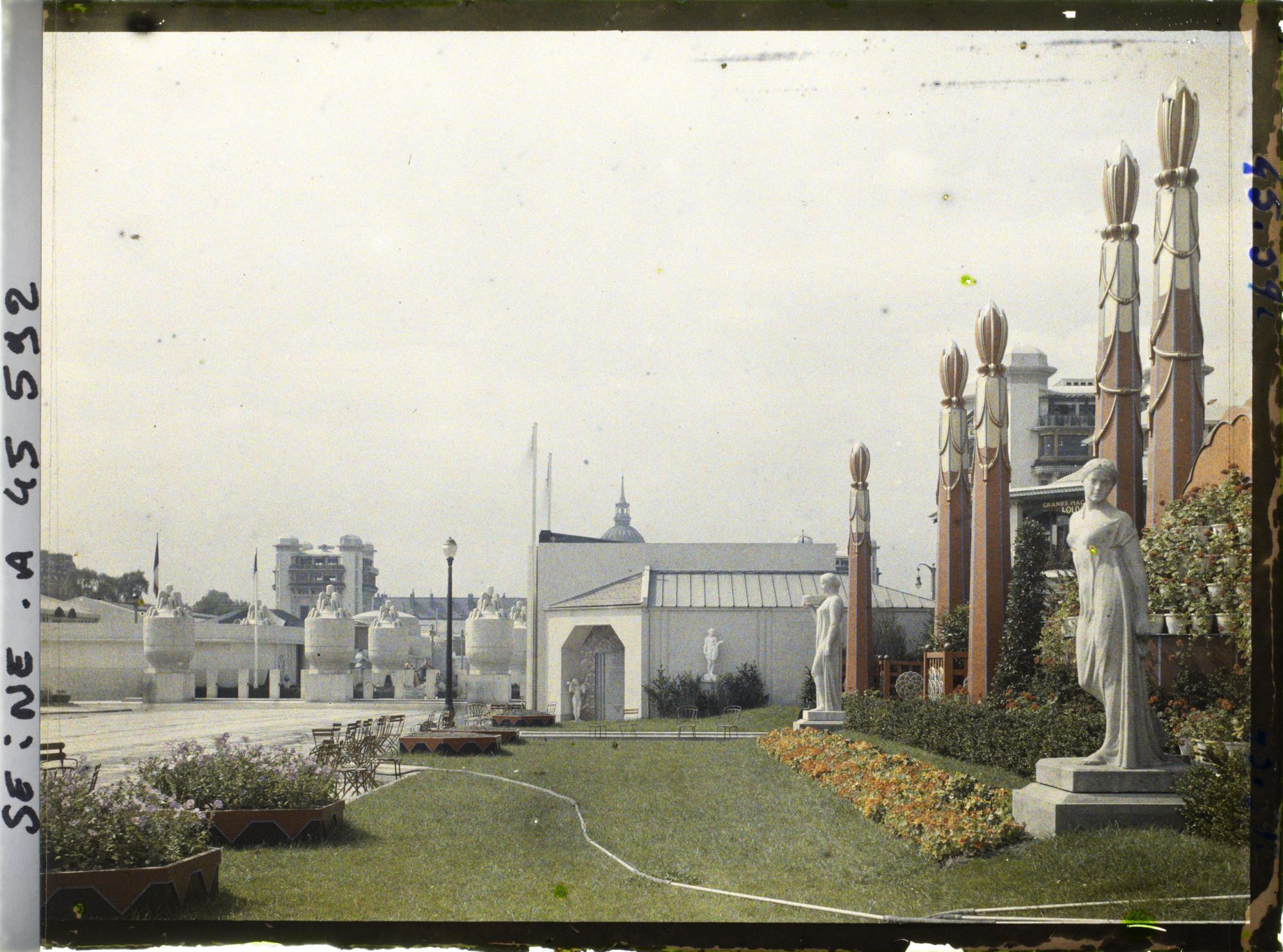 Image représentant L'Exposition des arts décoratifs, Jardin de Jacques Lambert, sur la terrasse de la gare