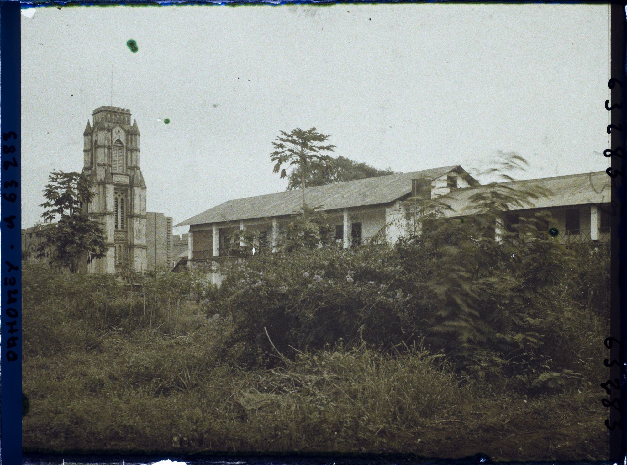 Image représentant Vue sur l'église et la mission catholique