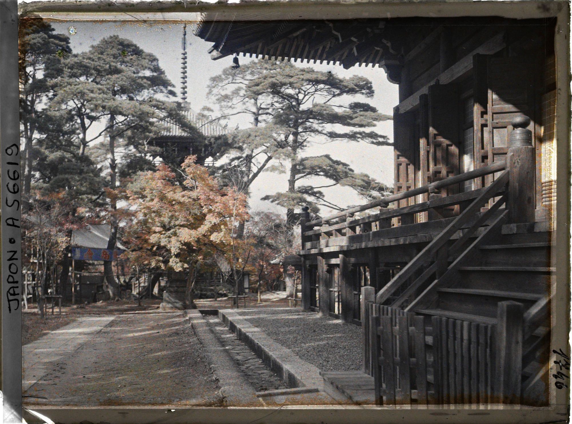 Image représentant Vue de la pagode et du côté sud du hondô du temple Shinnyo-dô