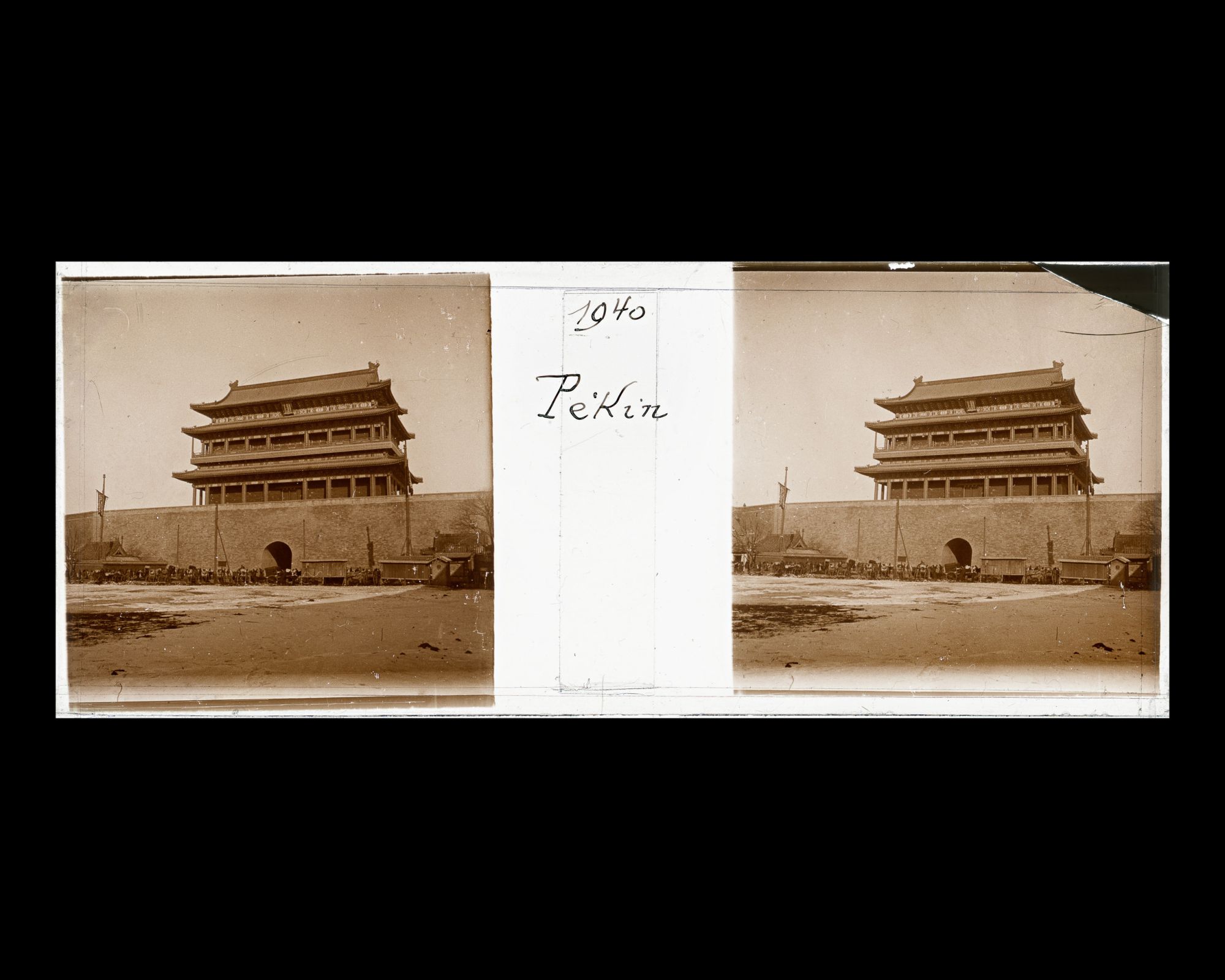 Image représentant Zhengyangmen ("porte Face au Midi"), appelée aussi Qianmen ("porte Antérieure"). L'intérieur du bastion (wengcheng)