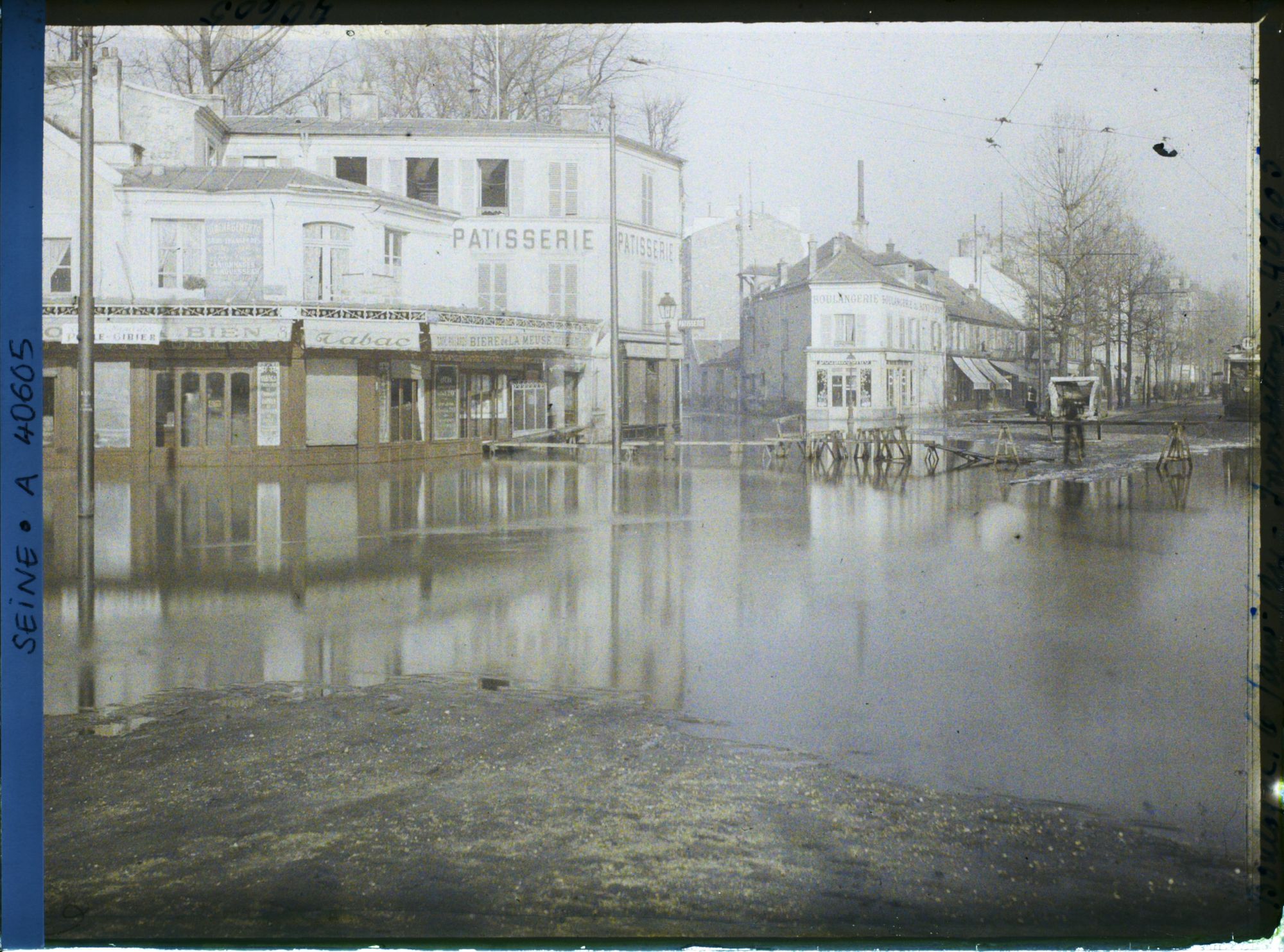 Image représentant Les rues du Port, des Abondances et la Grande rue (aujourd'hui avenue Jean-Baptiste-Clément) inondées, à l'emplacement de l'actuel rond-point Rhin et Danube