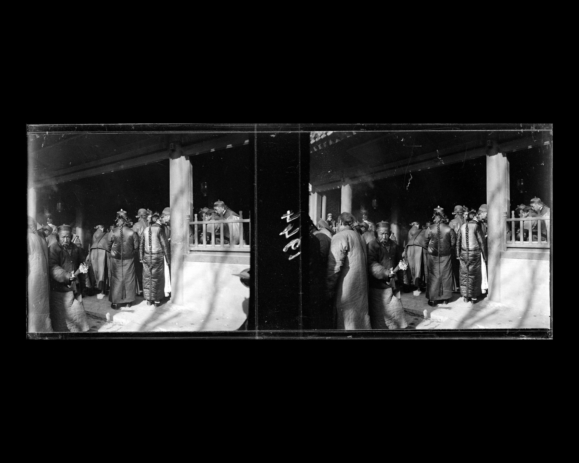 Image représentant Zhengyangmen ("porte Face au Midi"), appelée aussi Qianmen ("porte Antérieure"). Fidèles à l'entrée du sanctuaire de Guandi, à l'occasion du Nouvel An