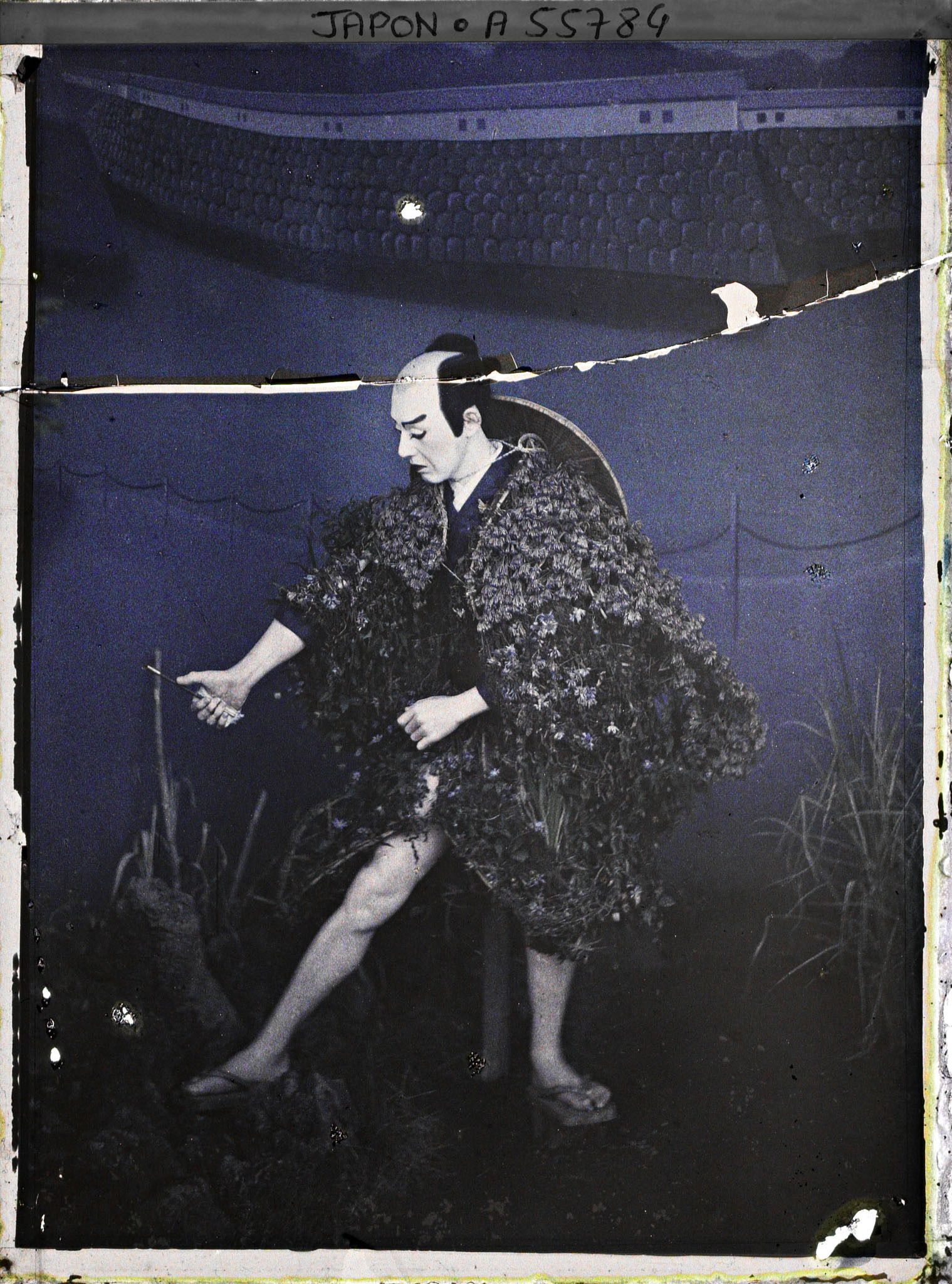 Image représentant jardin Horikiri : exposition de mannequins vêtus de fleurs, un mannequin masculin