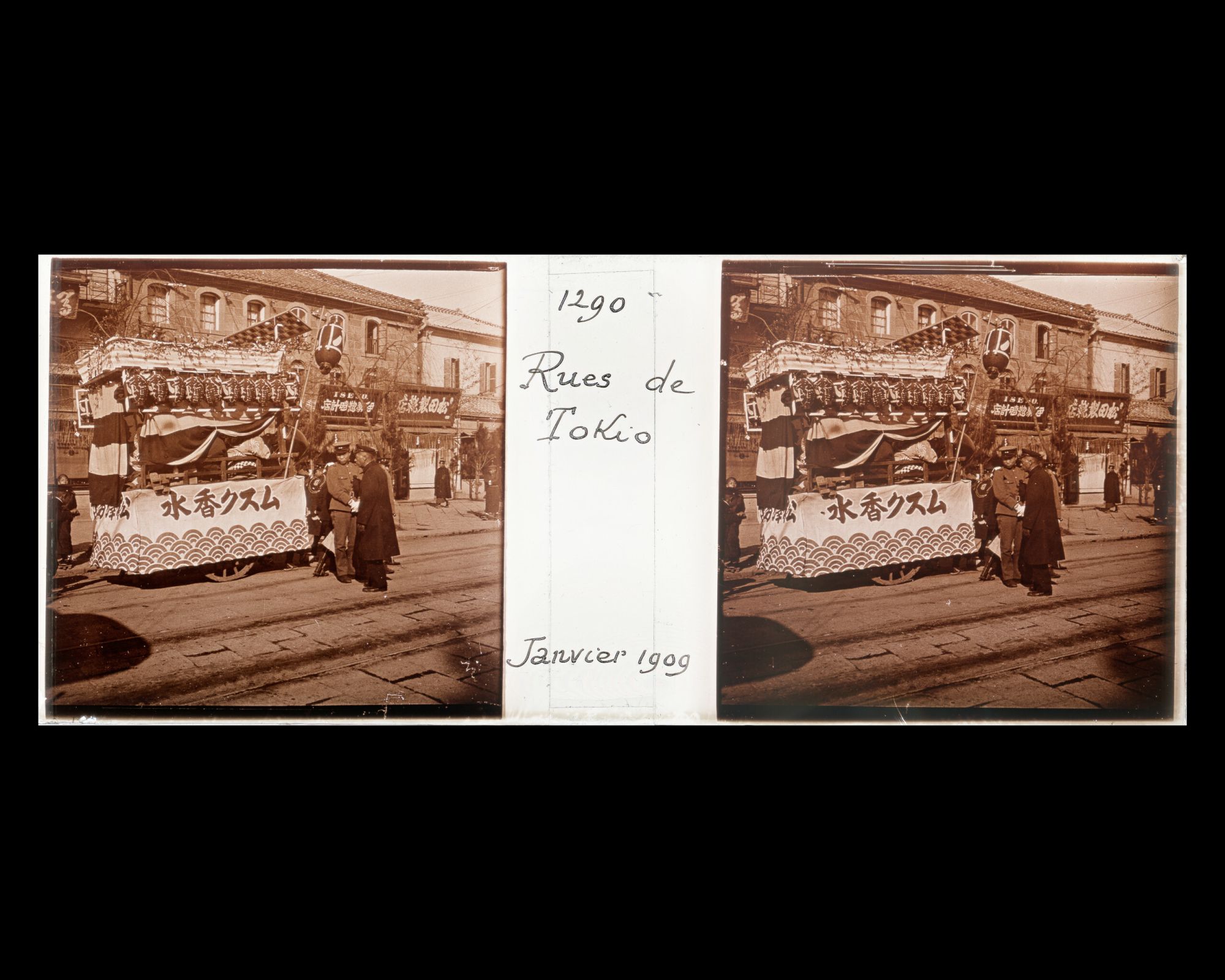 Image représentant Le char réclame d'une maison de commerce participant à un défilé à l'occasion du nouvel an, probablement sur Ginza