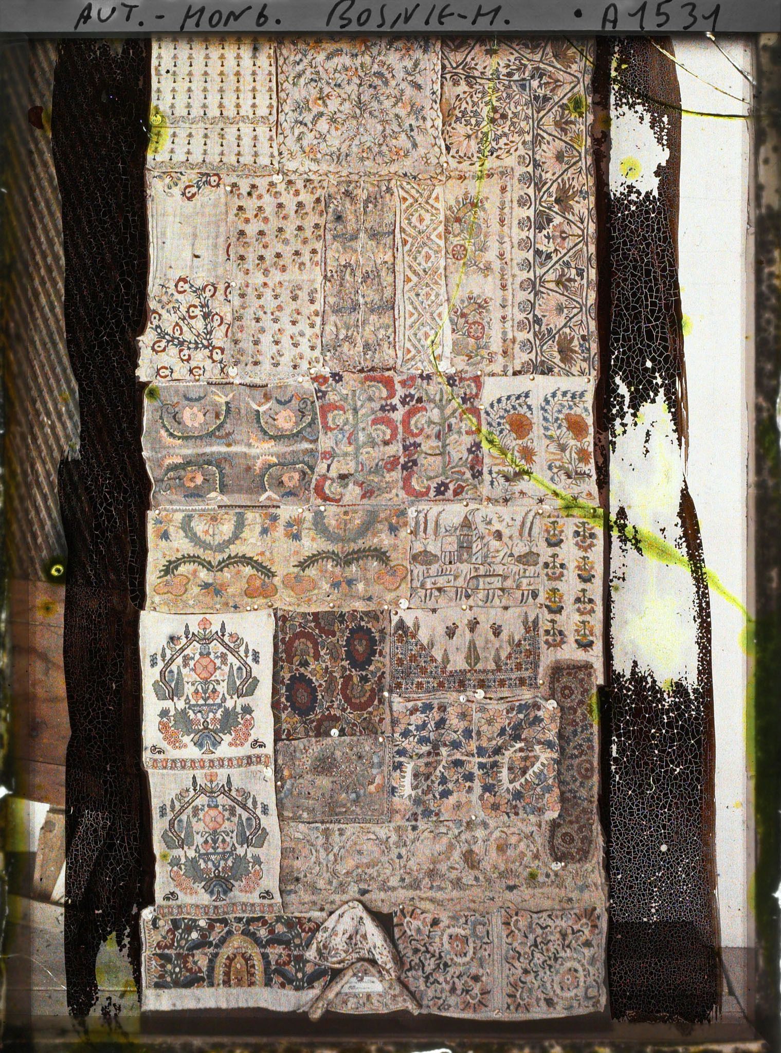 Image représentant Une plaque de broderies bosniaques (carrés en haut)