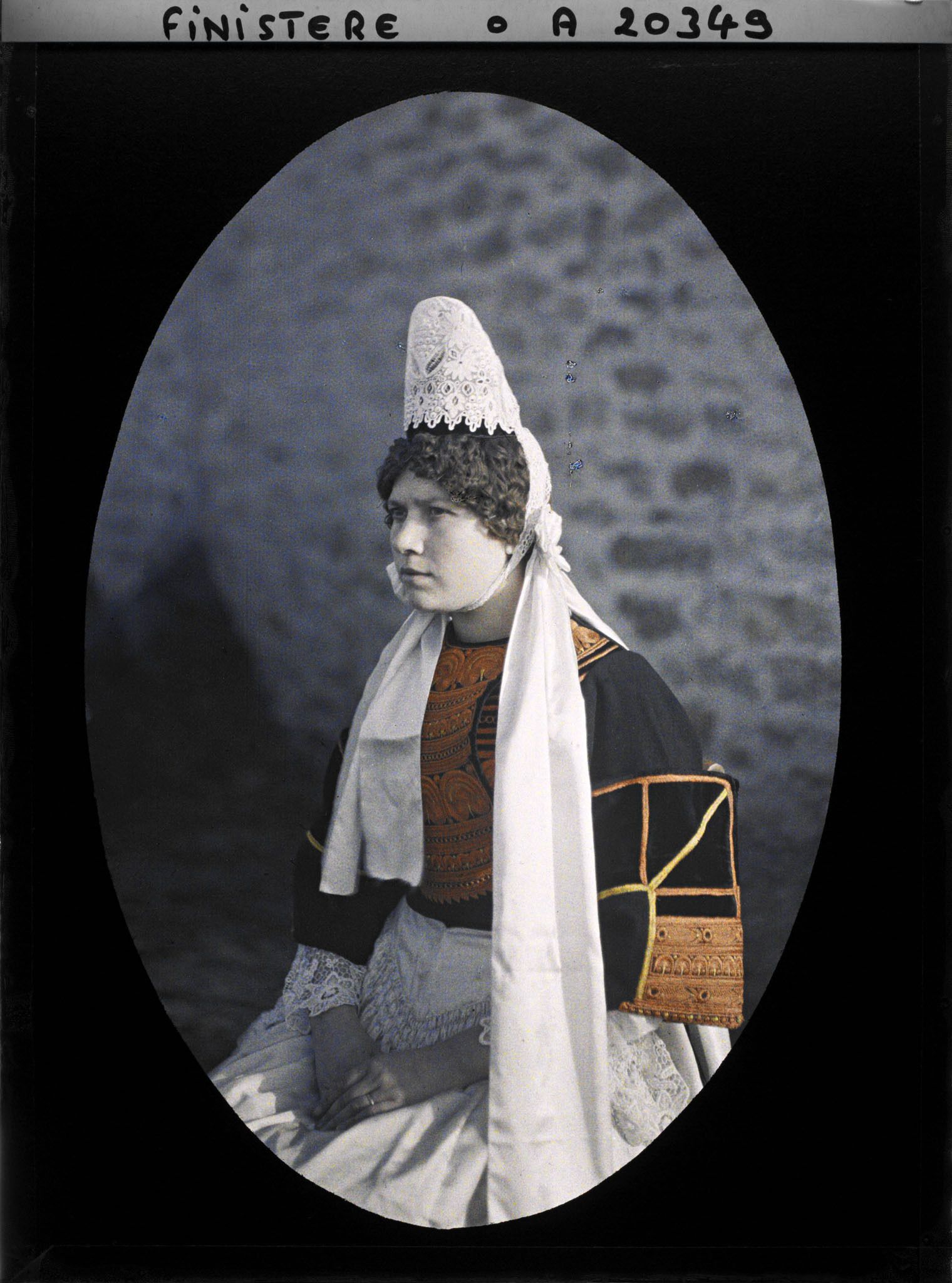 Image représentant Madame Lisette Tual en costume de mariée