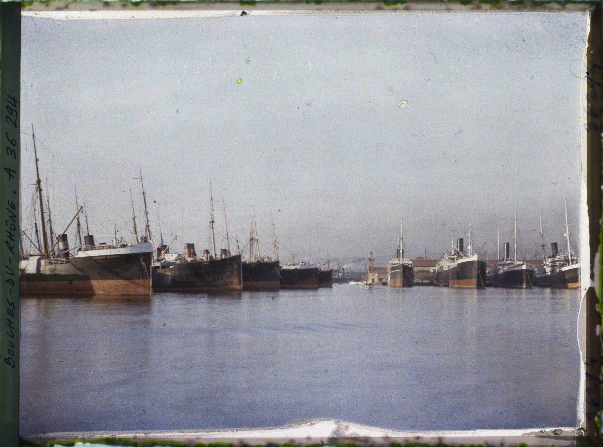 Image représentant Les paquebots le soir dans le bassin de la Joliette